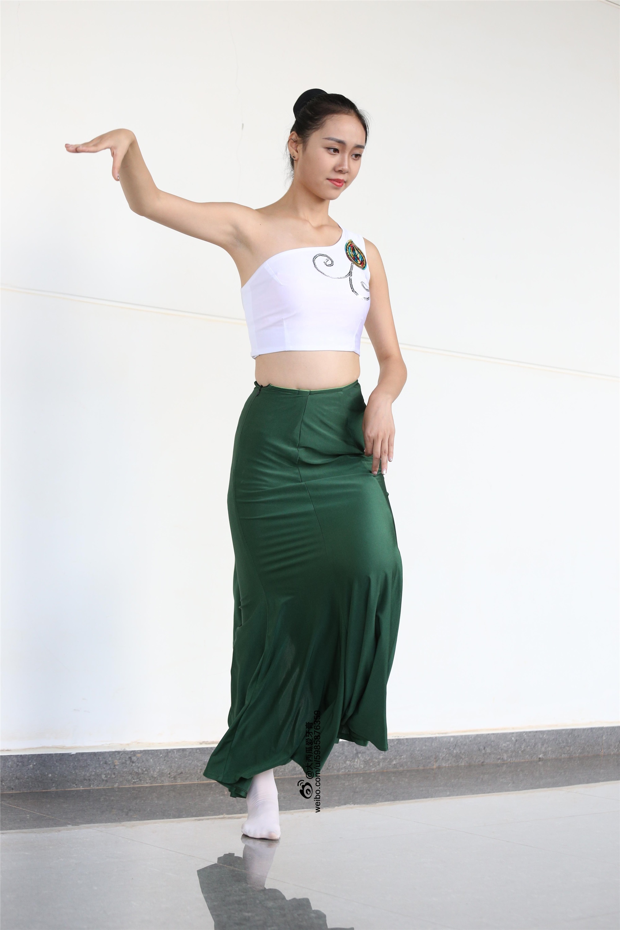 大西瓜美女图片 W006 舞蹈家1-文君 绿裙2