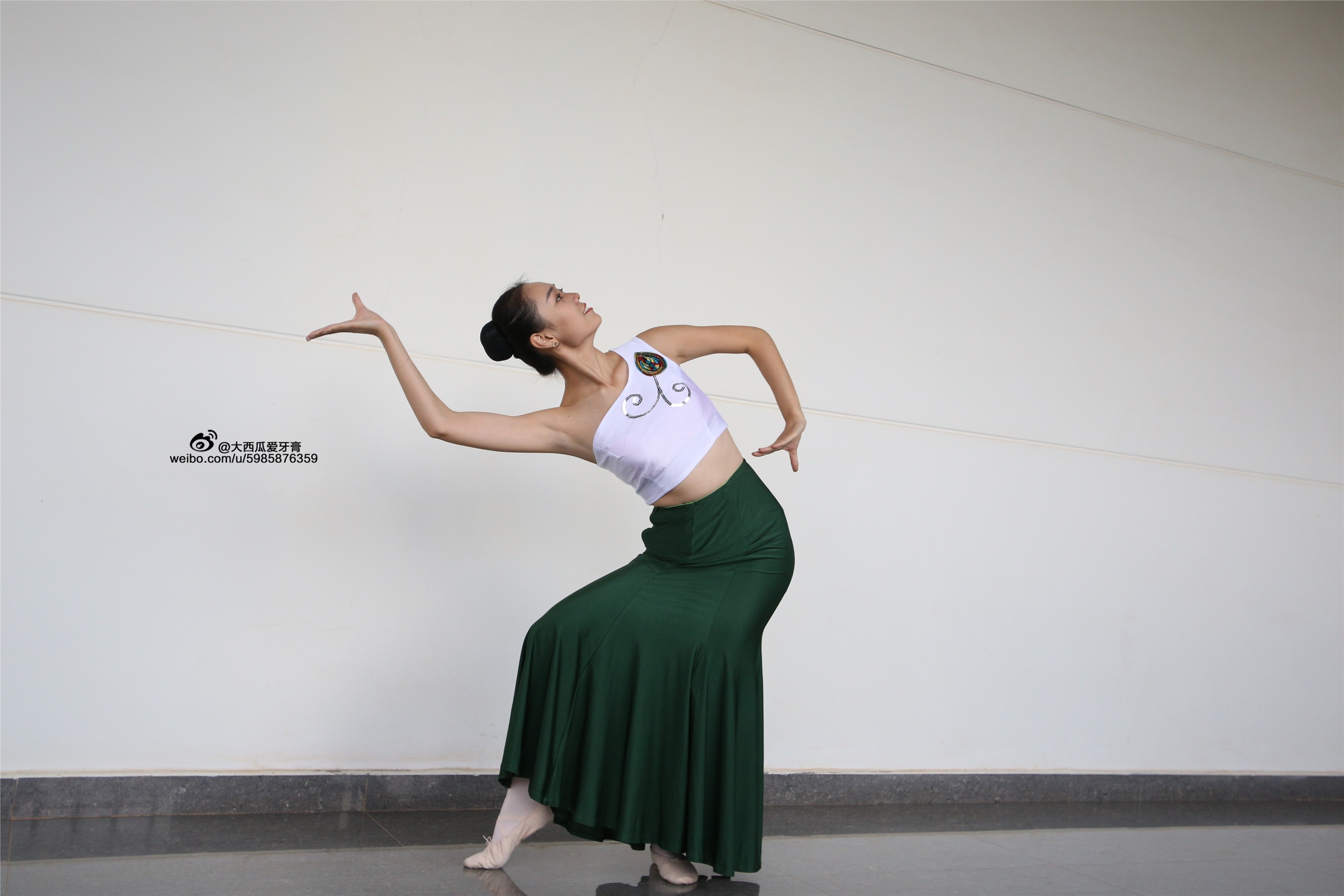 大西瓜美女图片 W006 舞蹈家1-文君 绿裙2