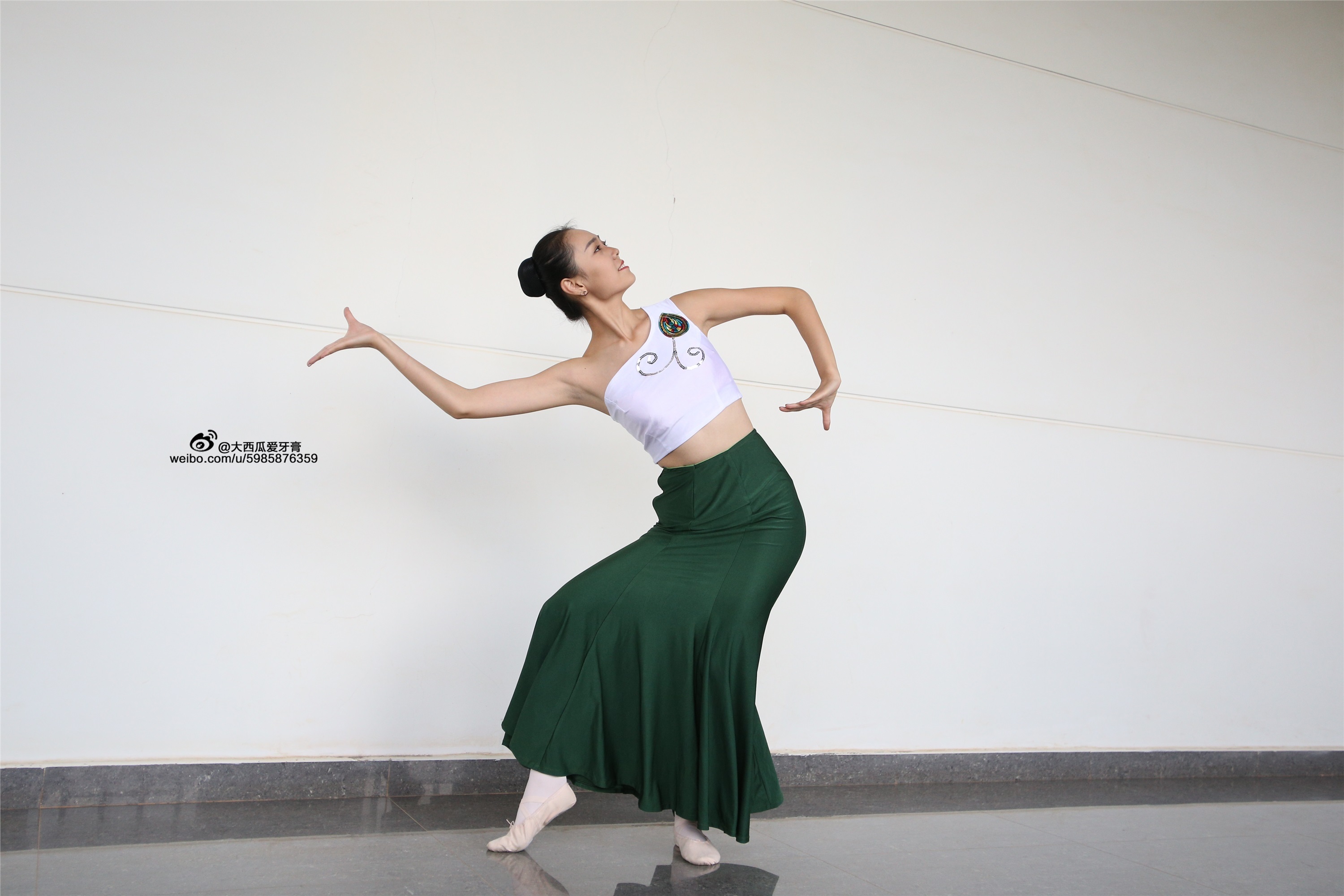 大西瓜美女图片 W006 舞蹈家1-文君 绿裙2