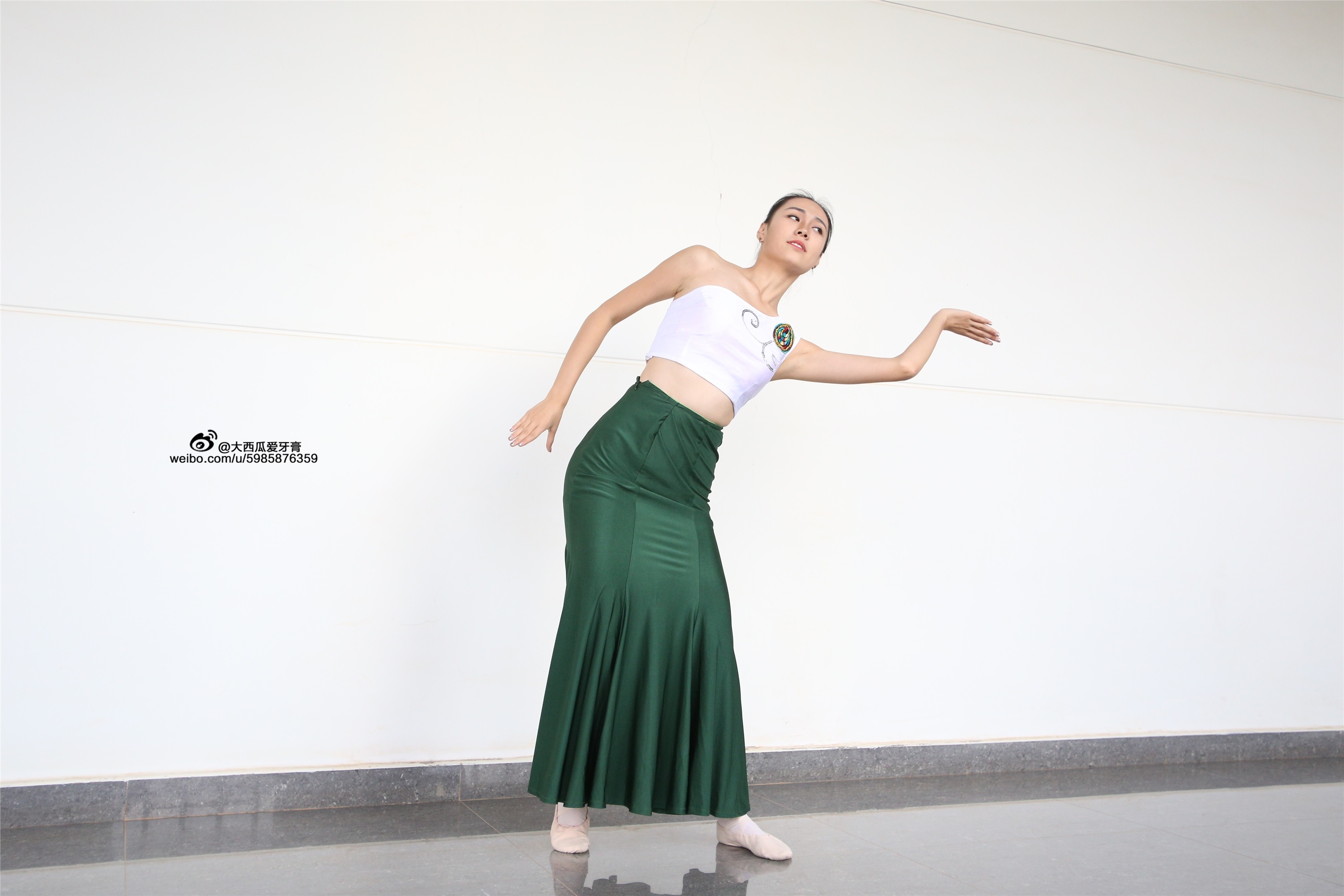 大西瓜美女图片 W006 舞蹈家1-文君 绿裙2