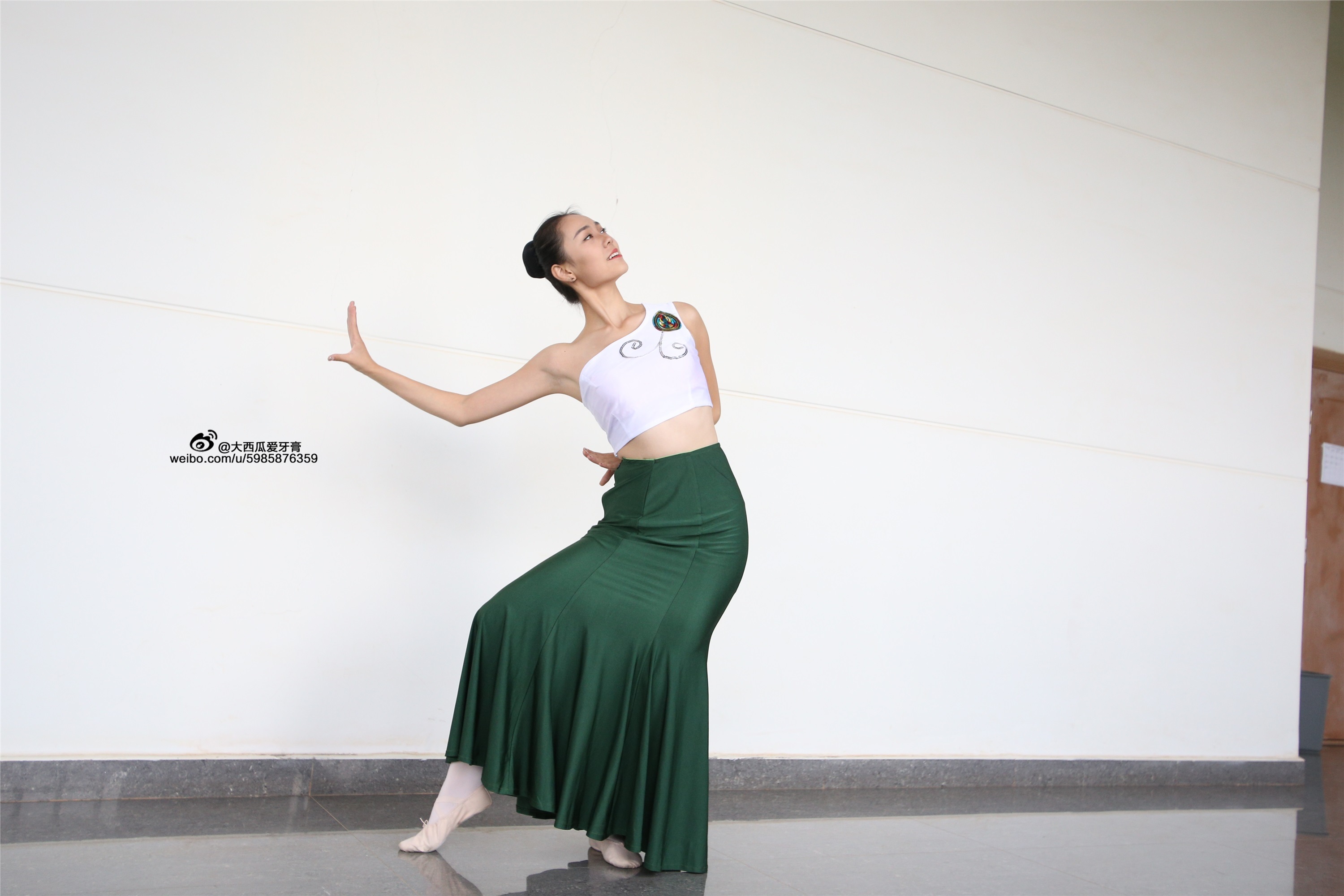 大西瓜美女图片 W006 舞蹈家1-文君 绿裙2