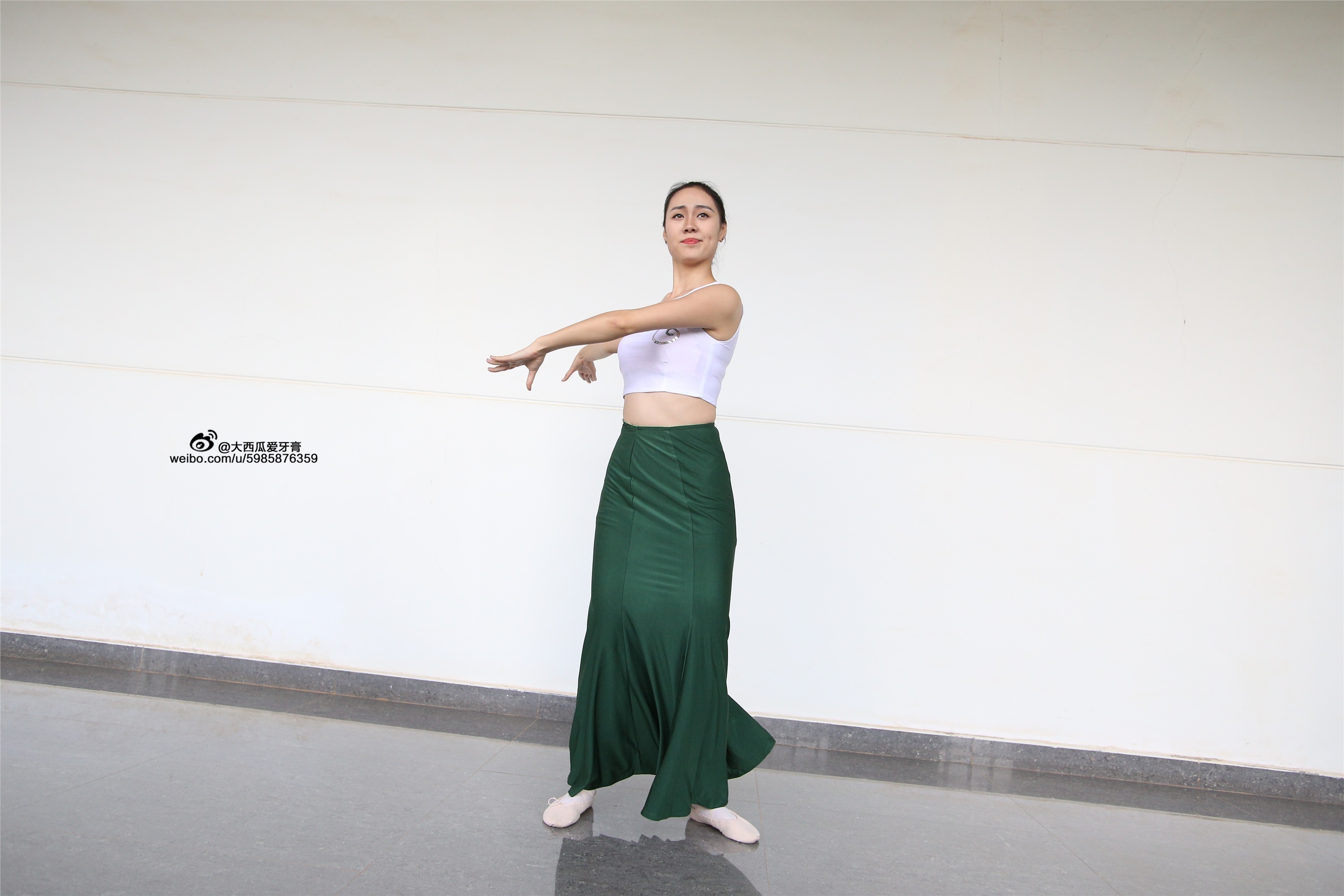 大西瓜美女图片 W006 舞蹈家1-文君 绿裙2