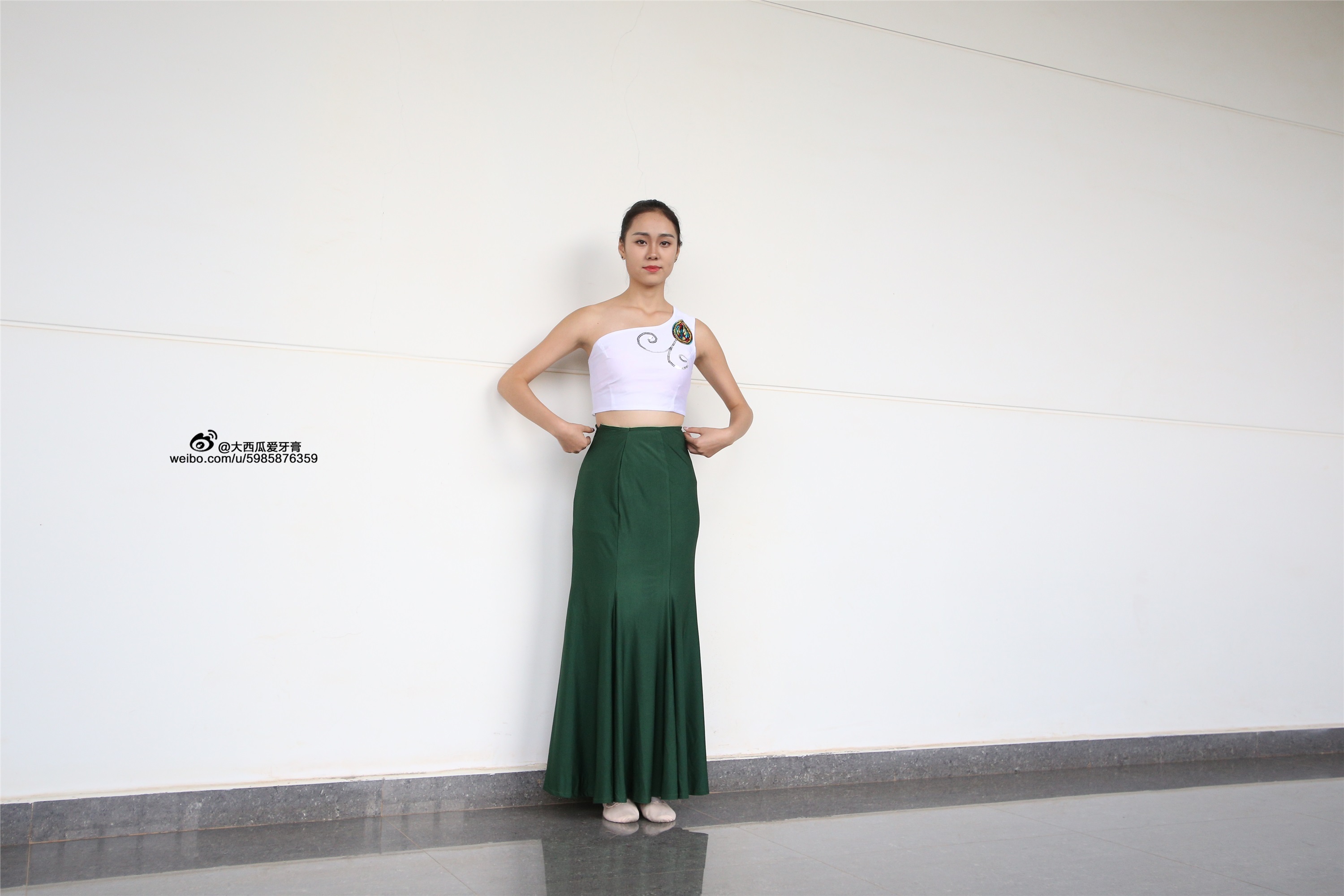 大西瓜美女图片 W006 舞蹈家1-文君 绿裙2