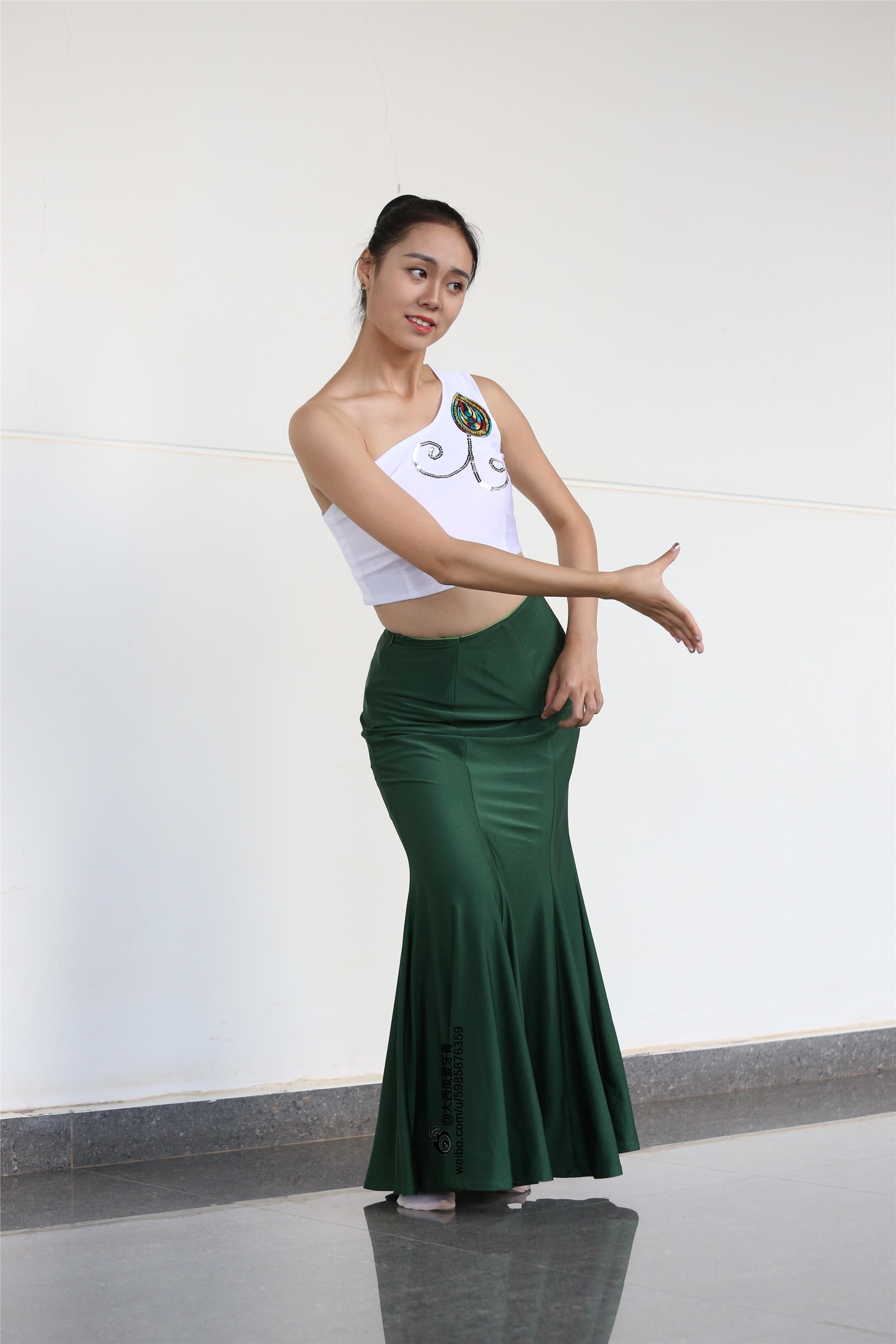 大西瓜美女图片 W006 舞蹈家1-文君 绿裙2