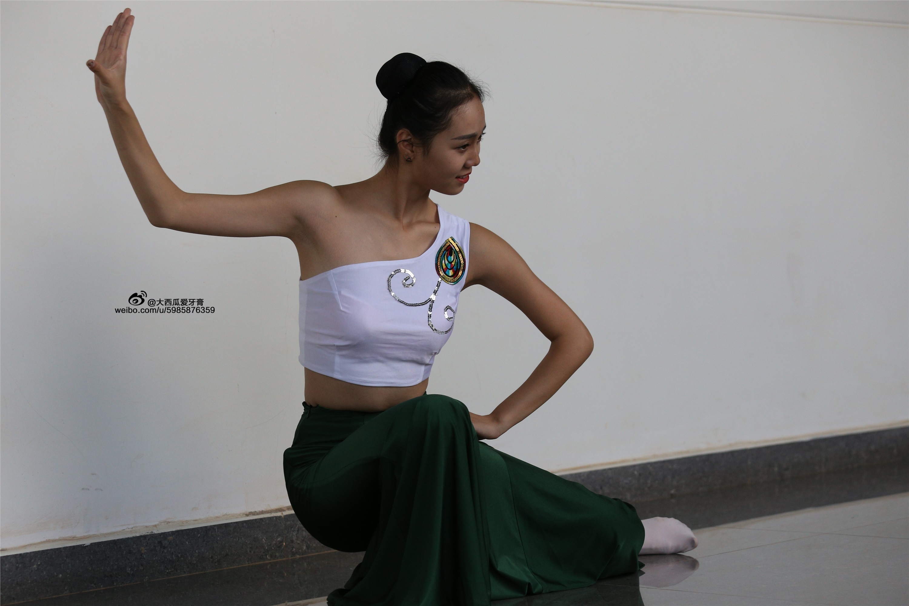 大西瓜美女图片 W006 舞蹈家1-文君 绿裙2