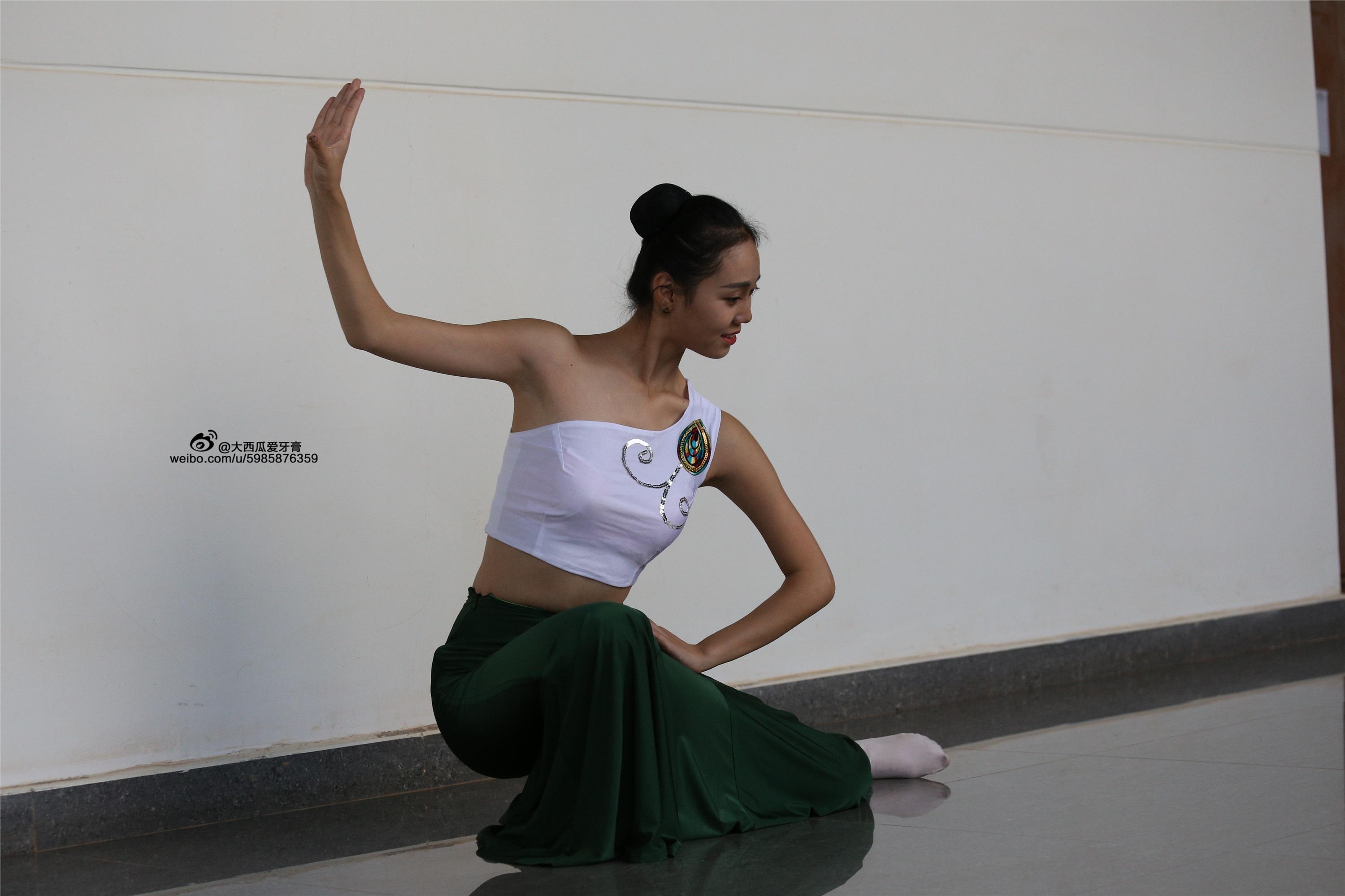 大西瓜美女图片 W006 舞蹈家1-文君 绿裙2