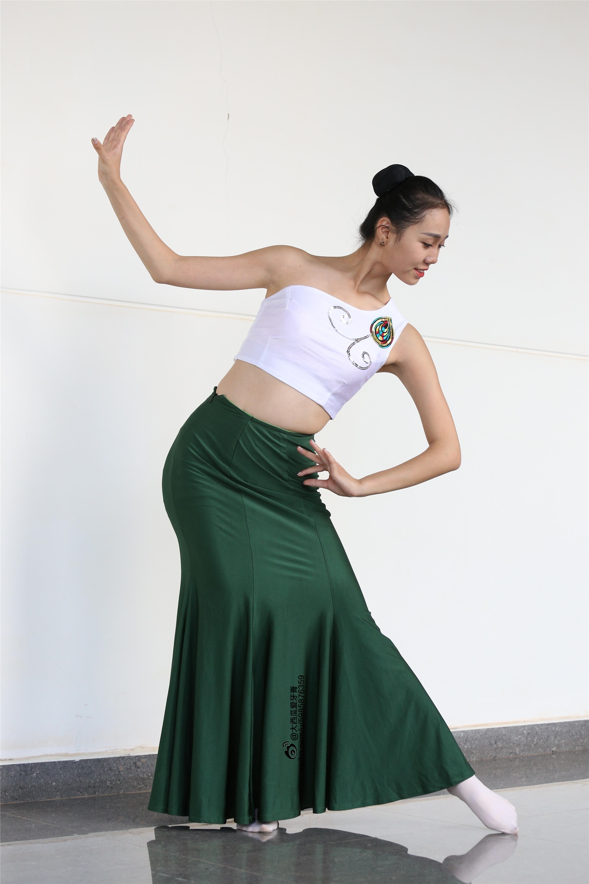 大西瓜美女图片 W006 舞蹈家1-文君 绿裙2