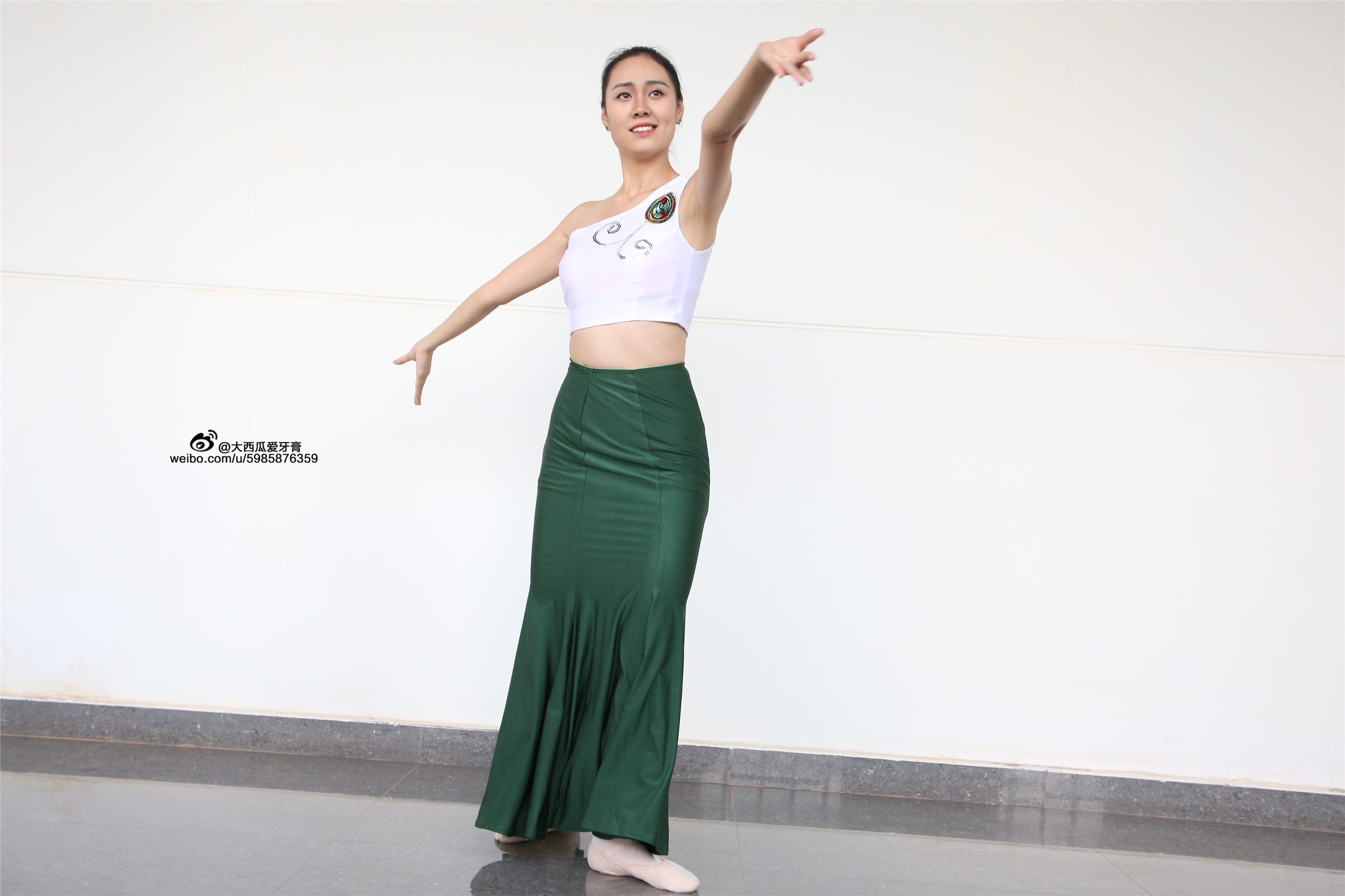 大西瓜美女图片 W006 舞蹈家1-文君 绿裙2