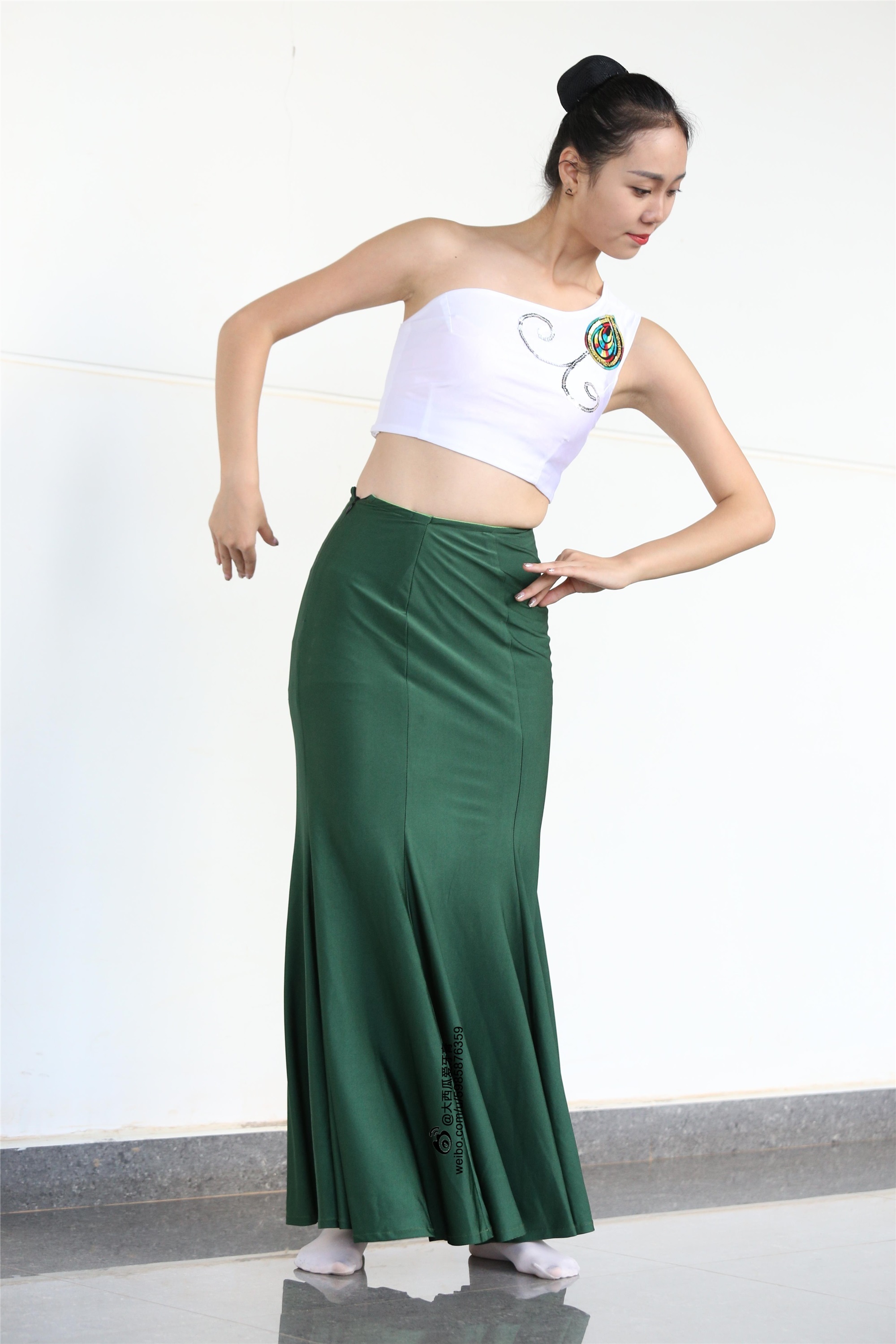 大西瓜美女图片 W006 舞蹈家1-文君 绿裙2