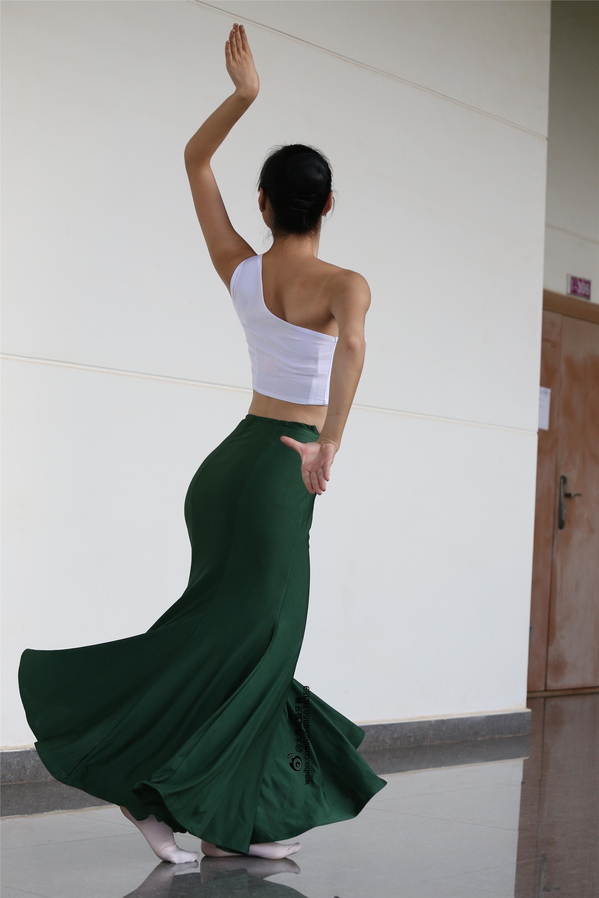 大西瓜美女图片 W006 舞蹈家1-文君 绿裙2