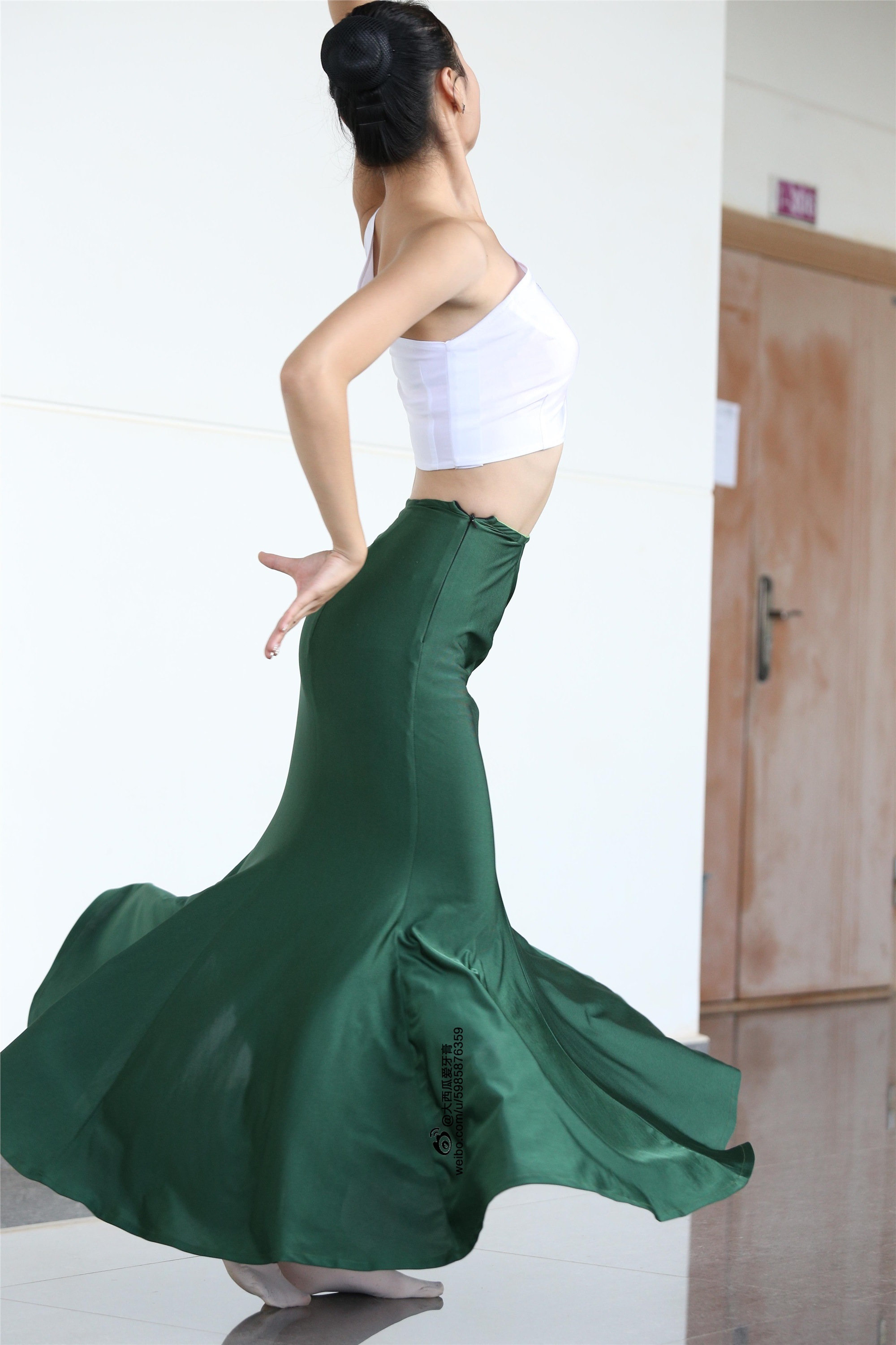 大西瓜美女图片 W006 舞蹈家1-文君 绿裙2