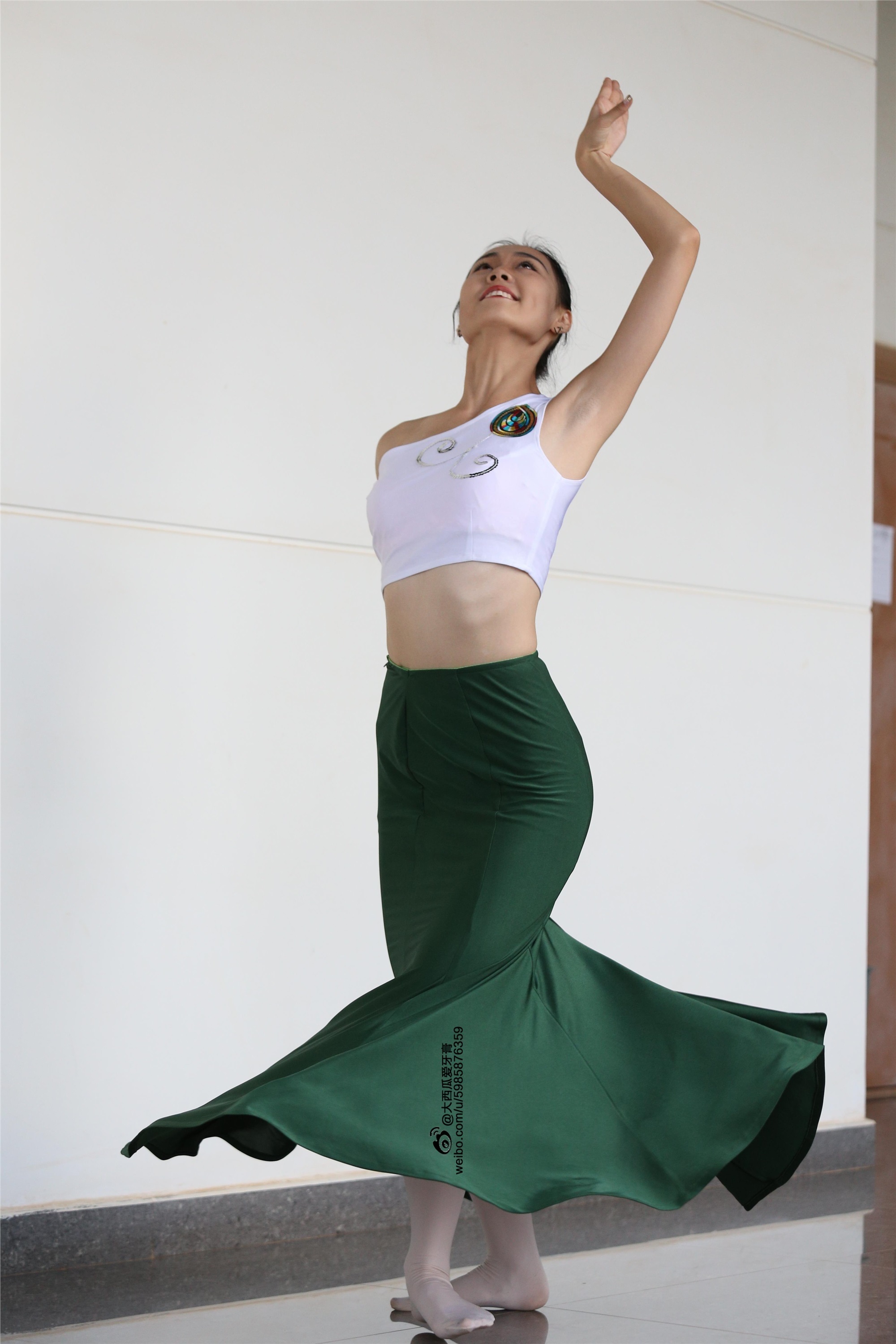 大西瓜美女图片 W006 舞蹈家1-文君 绿裙2