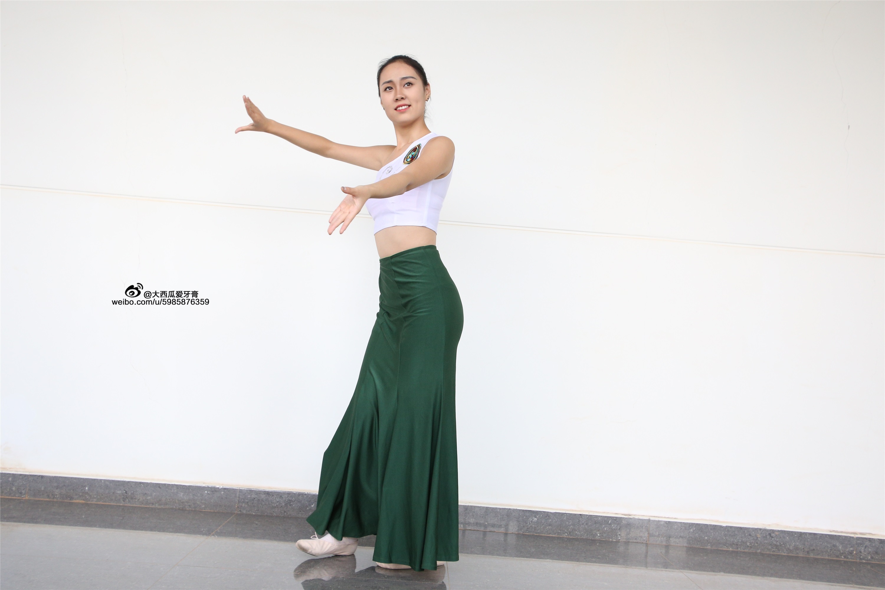 大西瓜美女图片 W006 舞蹈家1-文君 绿裙2