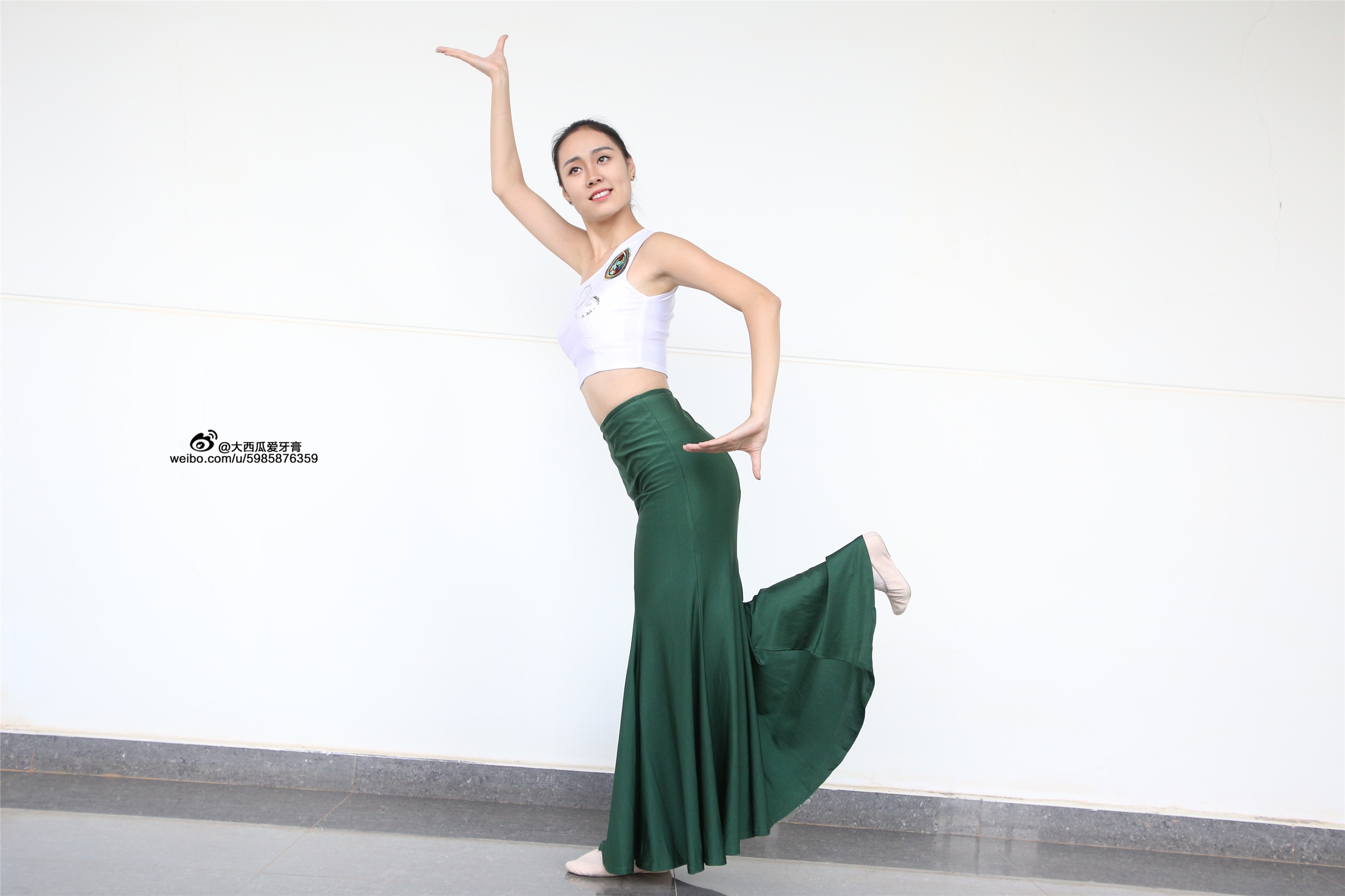 大西瓜美女图片 W006 舞蹈家1-文君 绿裙2