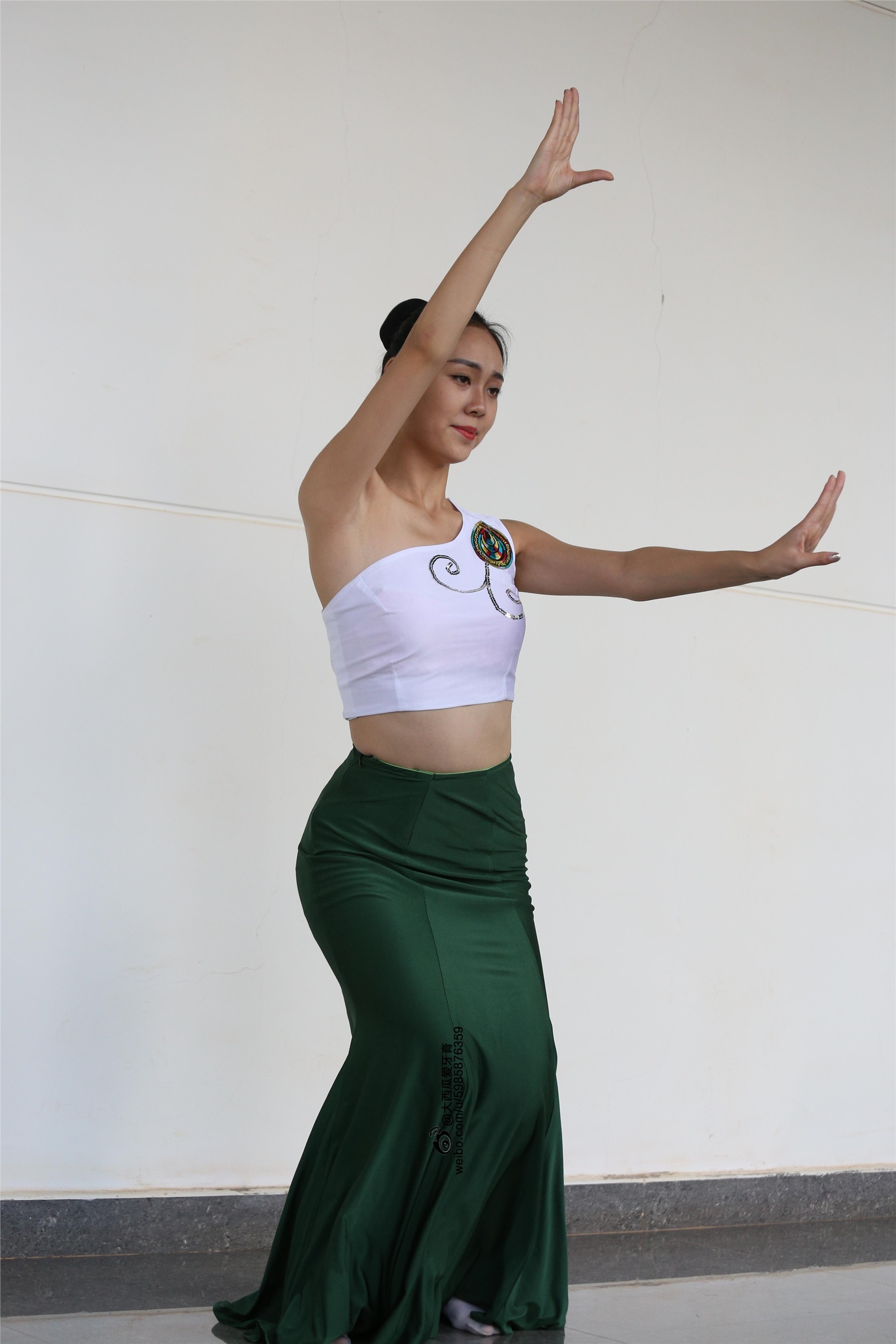 大西瓜美女图片 W006 舞蹈家1-文君 绿裙2