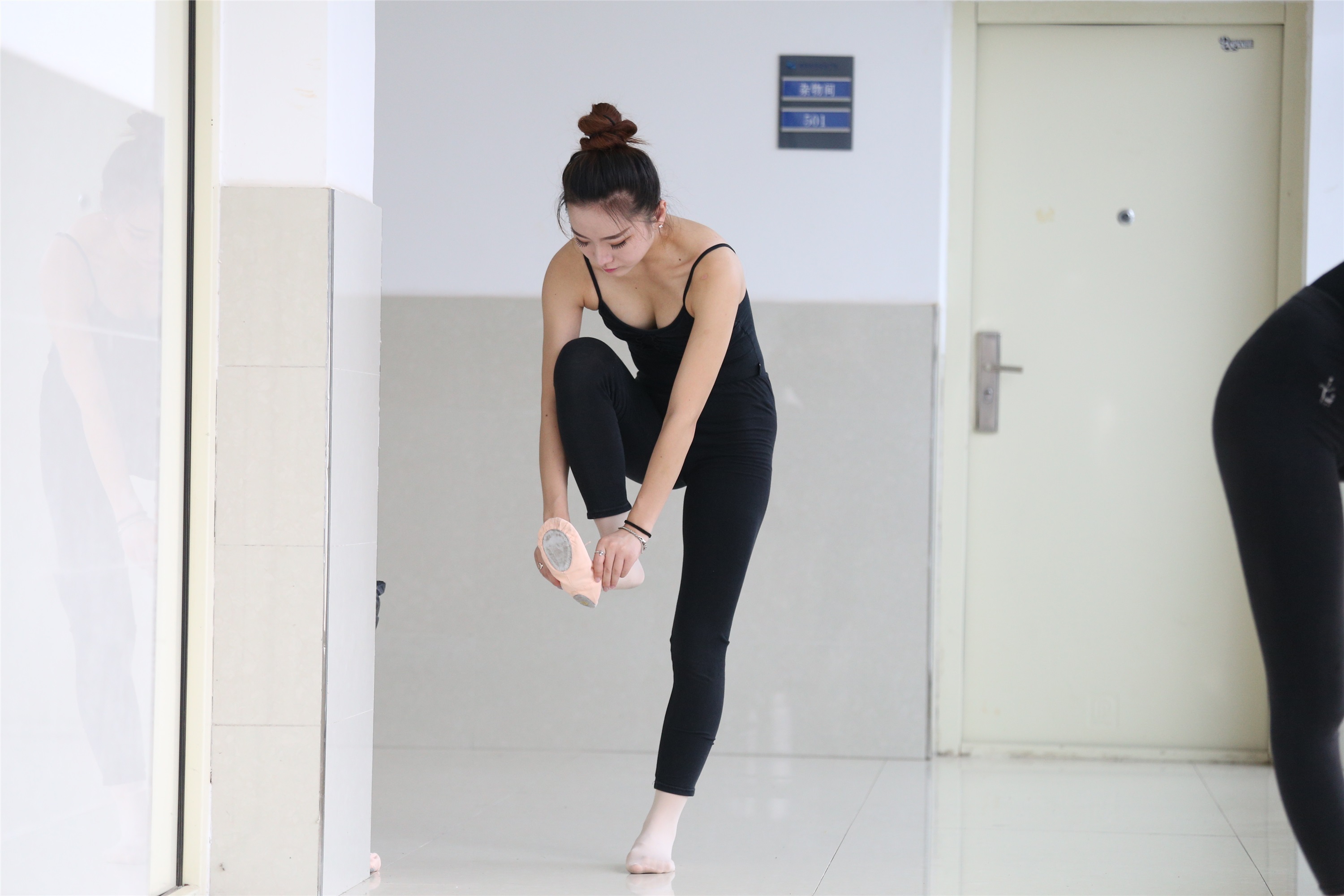 大西瓜美女图片 W013 舞蹈家4-双黑衣515p4