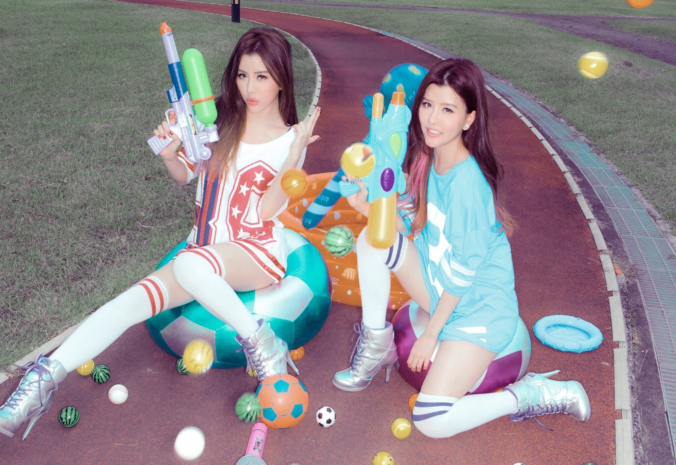 性感可爱的“白”氏双胞胎女子演唱组合BY2 - Miko (白纬芬) & Yumi(白纬玲) 写真套图