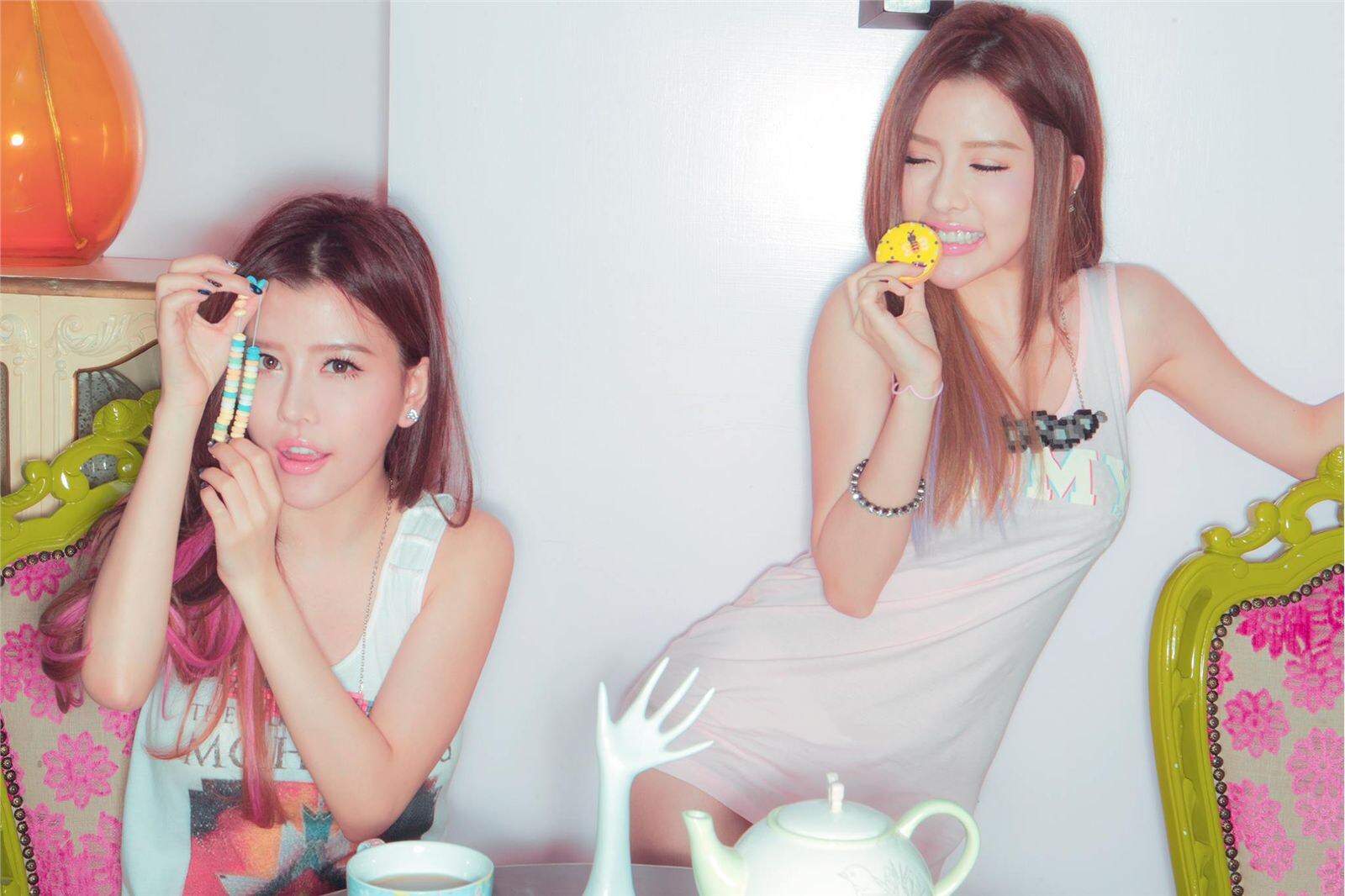 性感可爱的“白”氏双胞胎女子演唱组合BY2 - Miko (白纬芬) & Yumi(白纬玲) 写真套图