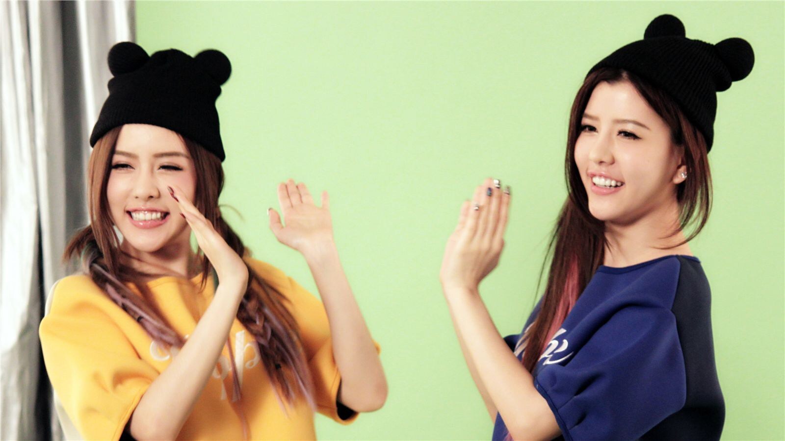 性感可爱的“白”氏双胞胎女子演唱组合BY2 - Miko (白纬芬) & Yumi(白纬玲) 写真套图