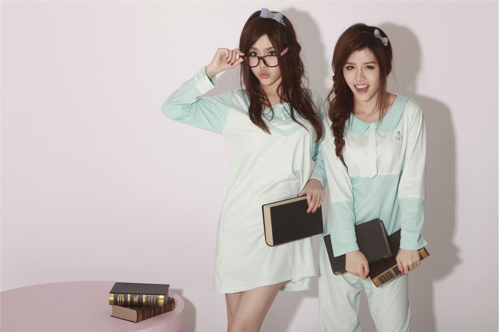 性感可爱的“白”氏双胞胎女子演唱组合BY2 - Miko (白纬芬) & Yumi(白纬玲) 写真套图