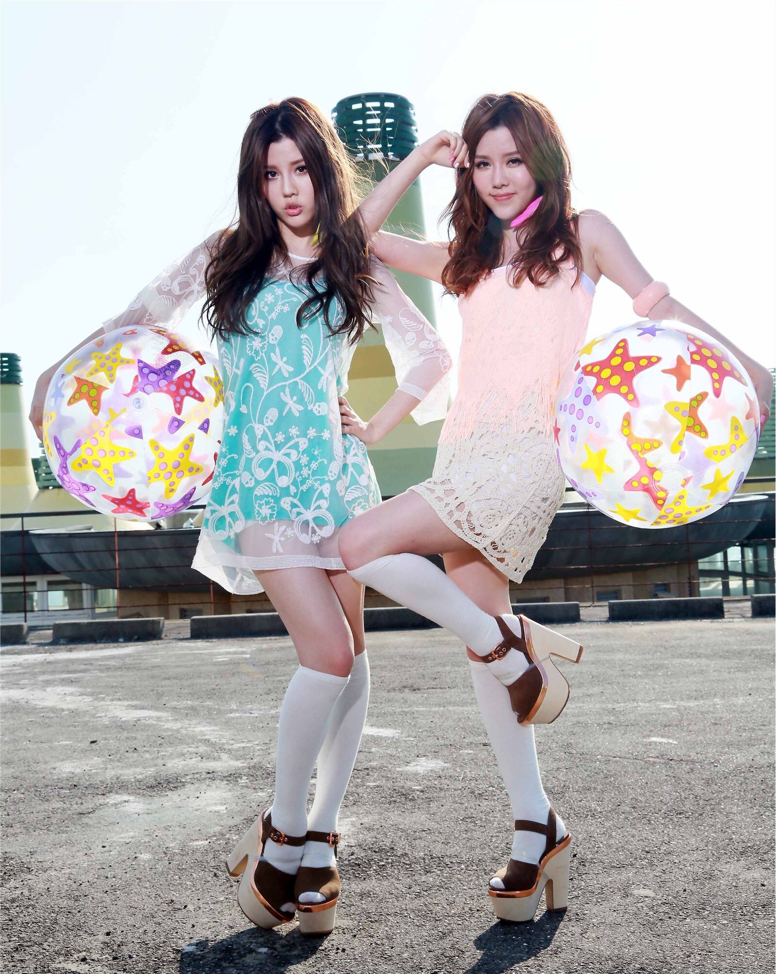 性感可爱的“白”氏双胞胎女子演唱组合BY2 - Miko (白纬芬) & Yumi(白纬玲) 写真套图