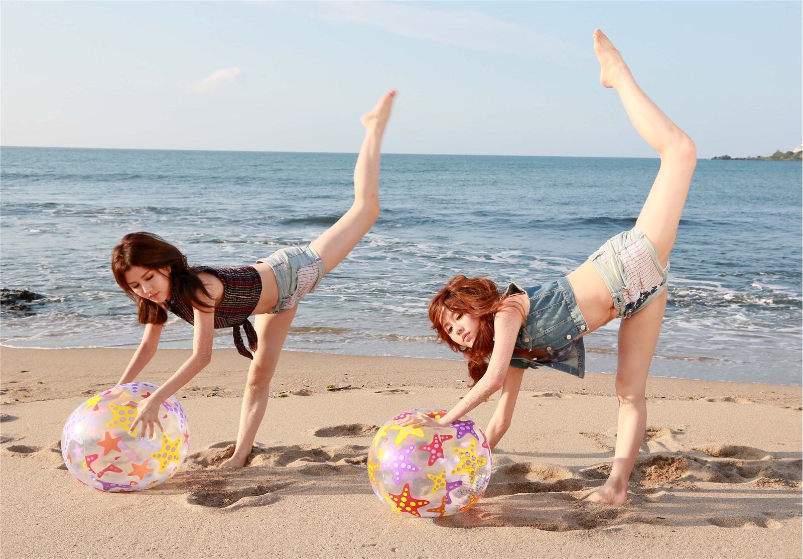 性感可爱的“白”氏双胞胎女子演唱组合BY2 - Miko (白纬芬) & Yumi(白纬玲) 写真套图