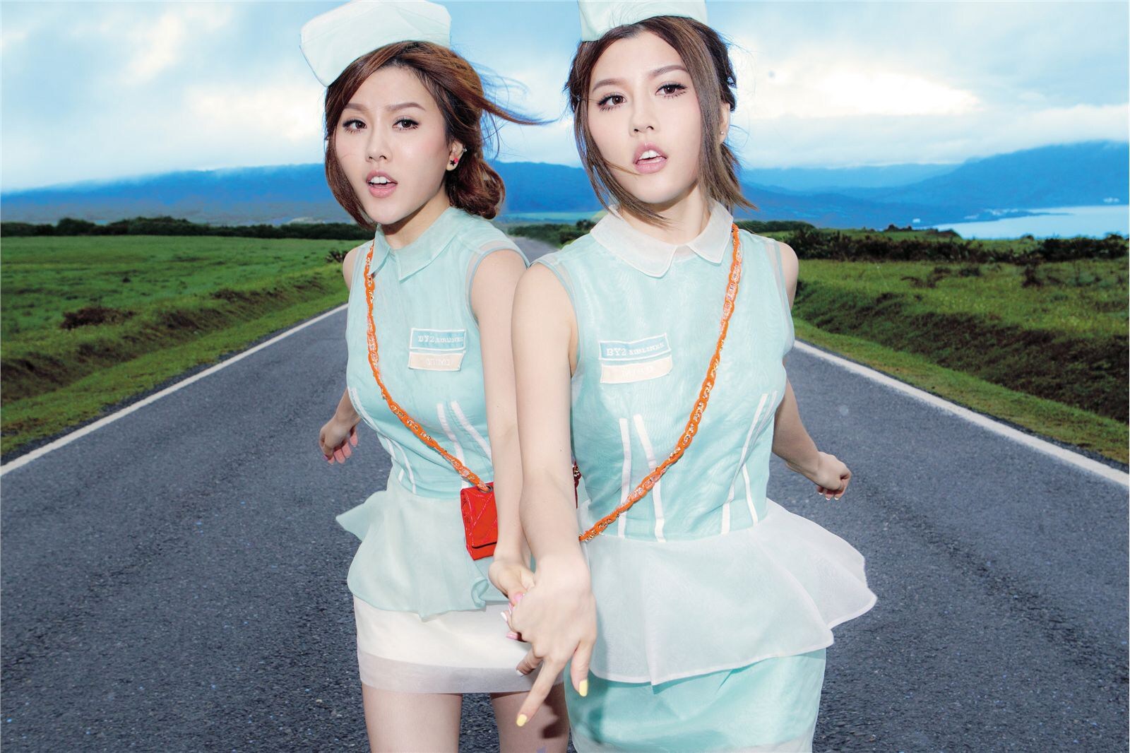 性感可爱的“白”氏双胞胎女子演唱组合BY2 - Miko (白纬芬) & Yumi(白纬玲) 写真套图