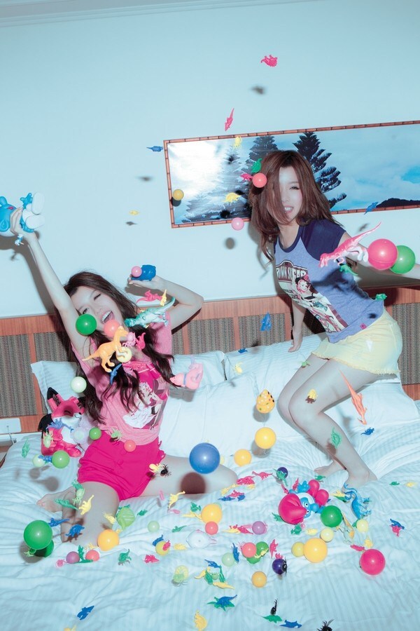 性感可爱的“白”氏双胞胎女子演唱组合BY2 - Miko (白纬芬) & Yumi(白纬玲) 写真套图