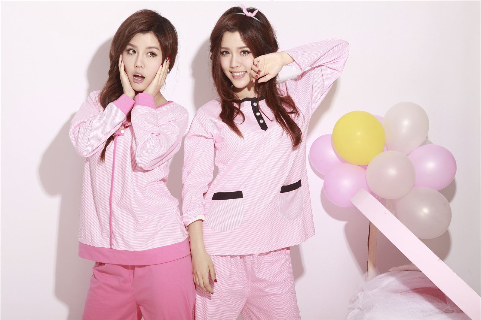 性感可爱的“白”氏双胞胎女子演唱组合BY2 - Miko (白纬芬) & Yumi(白纬玲) 写真套图