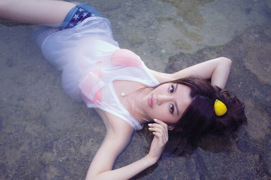 性感可爱的“白”氏双胞胎女子演唱组合BY2 - Miko (白纬芬) & Yumi(白纬玲) 写真套图