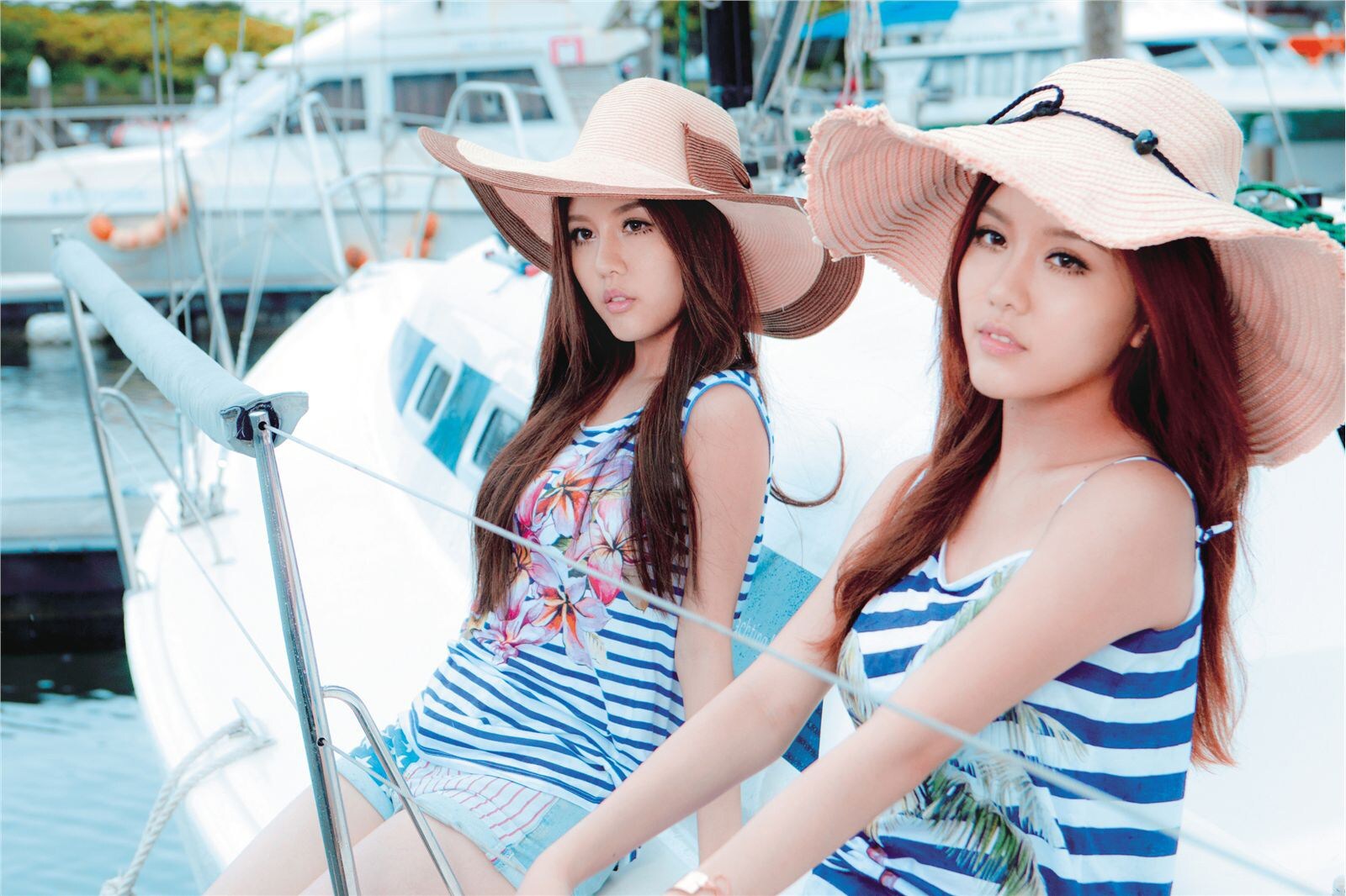 性感可爱的“白”氏双胞胎女子演唱组合BY2 - Miko (白纬芬) & Yumi(白纬玲) 写真套图