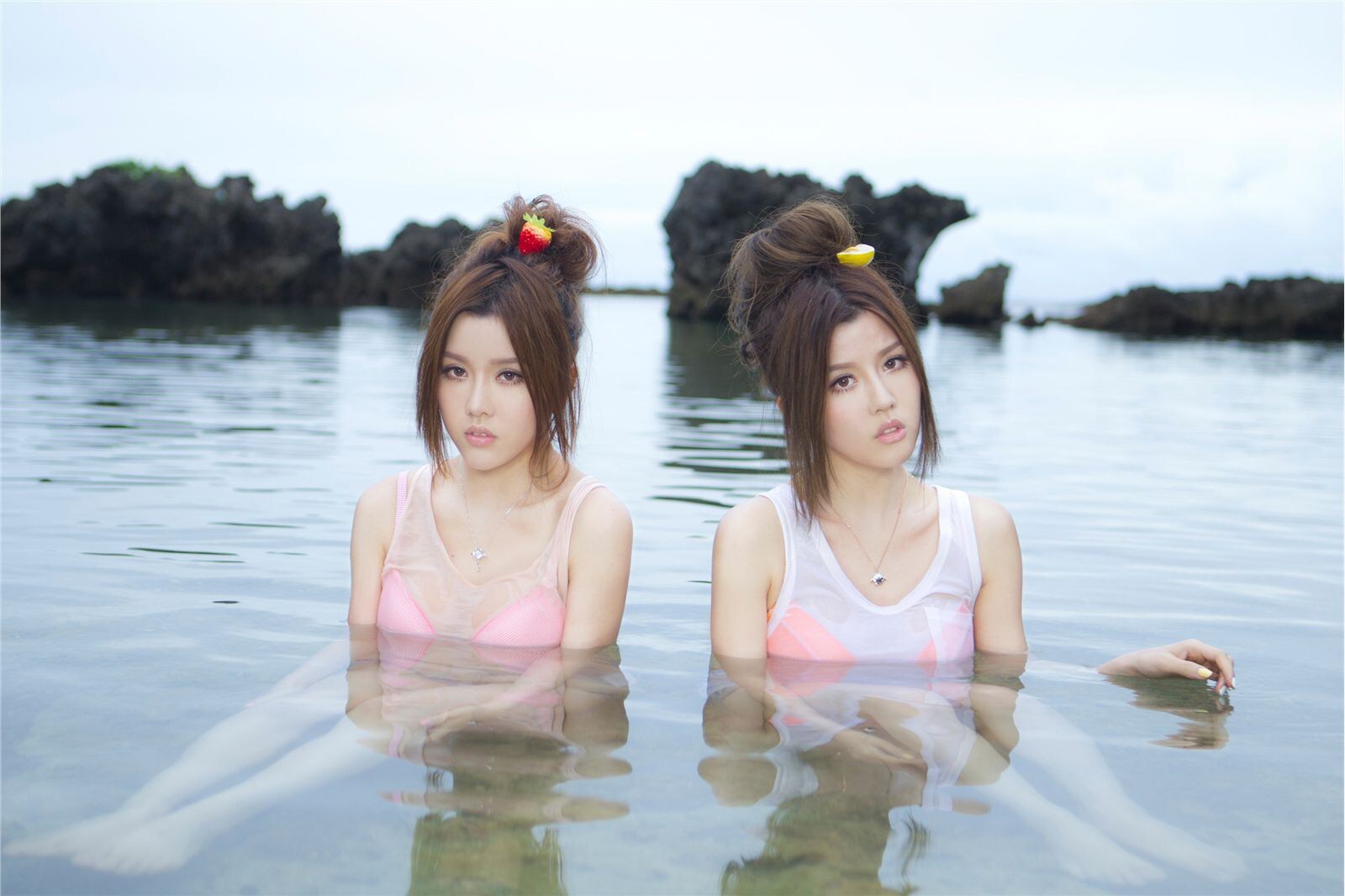 性感可爱的“白”氏双胞胎女子演唱组合BY2 - Miko (白纬芬) & Yumi(白纬玲) 写真套图