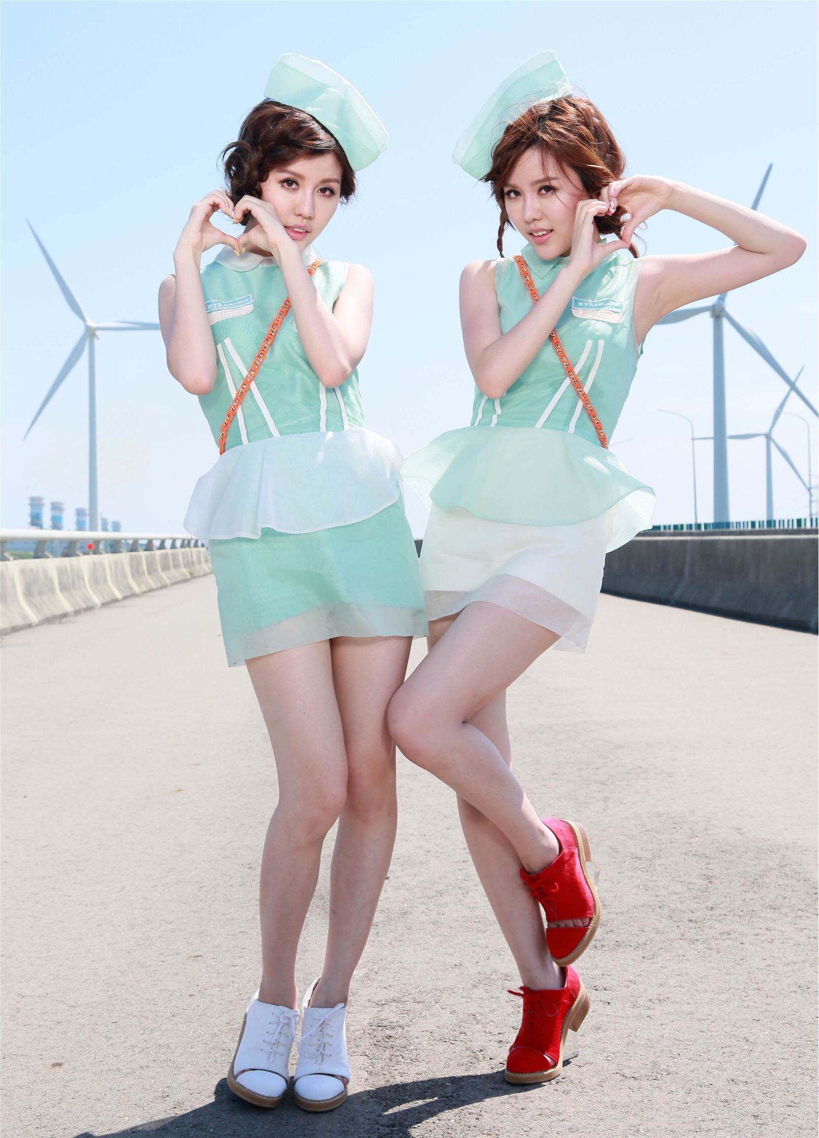 性感可爱的“白”氏双胞胎女子演唱组合BY2 - Miko (白纬芬) & Yumi(白纬玲) 写真套图