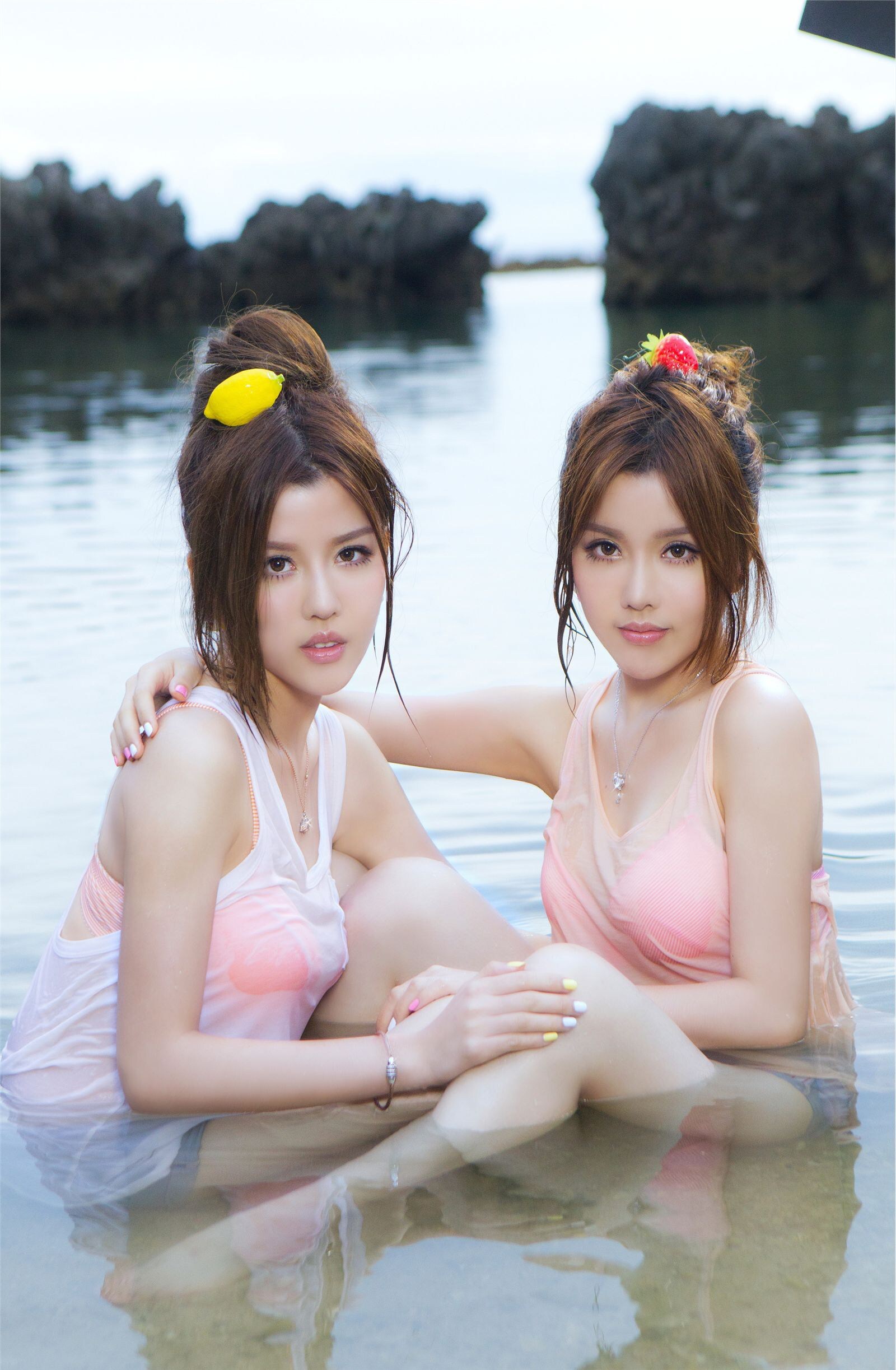 性感可爱的“白”氏双胞胎女子演唱组合BY2 - Miko (白纬芬) & Yumi(白纬玲) 写真套图