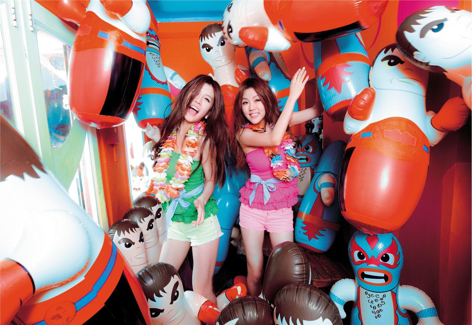 性感可爱的“白”氏双胞胎女子演唱组合BY2 - Miko (白纬芬) & Yumi(白纬玲) 写真套图