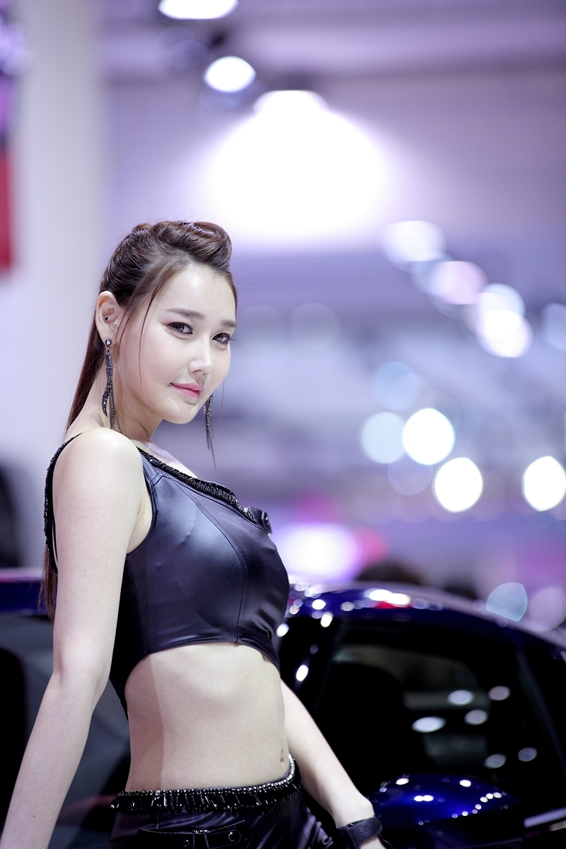 穿黑色紧身皮裤的韩国长腿性感车模 - 李晓英