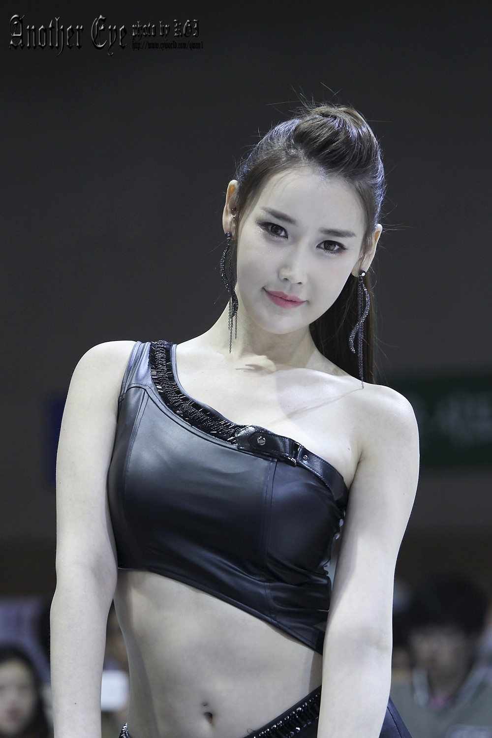 穿黑色紧身皮裤的韩国长腿性感车模 - 李晓英