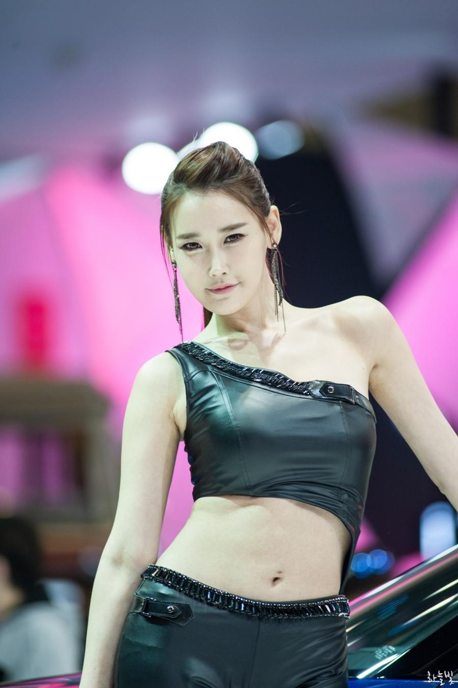 穿黑色紧身皮裤的韩国长腿性感车模 - 李晓英