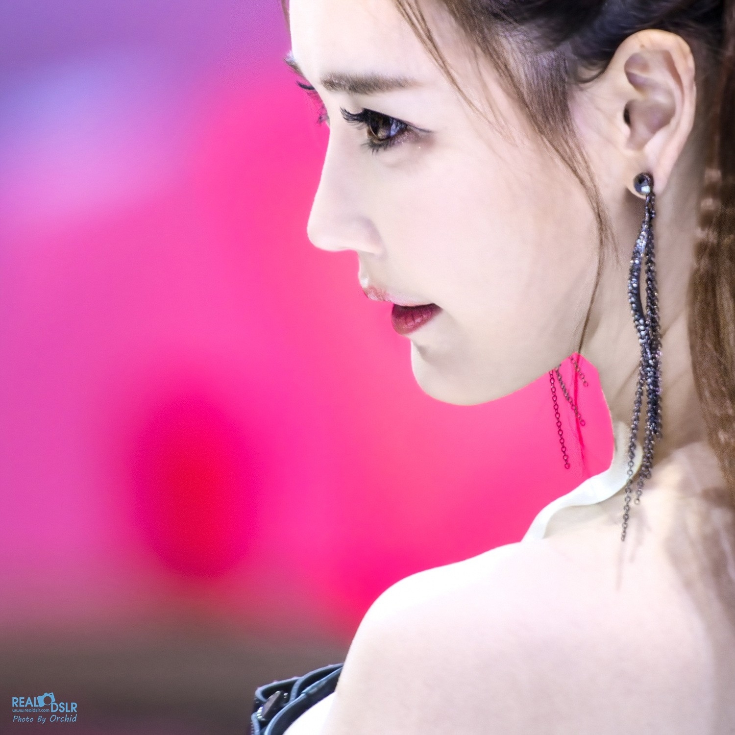 穿黑色紧身皮裤的韩国长腿性感车模 - 李晓英