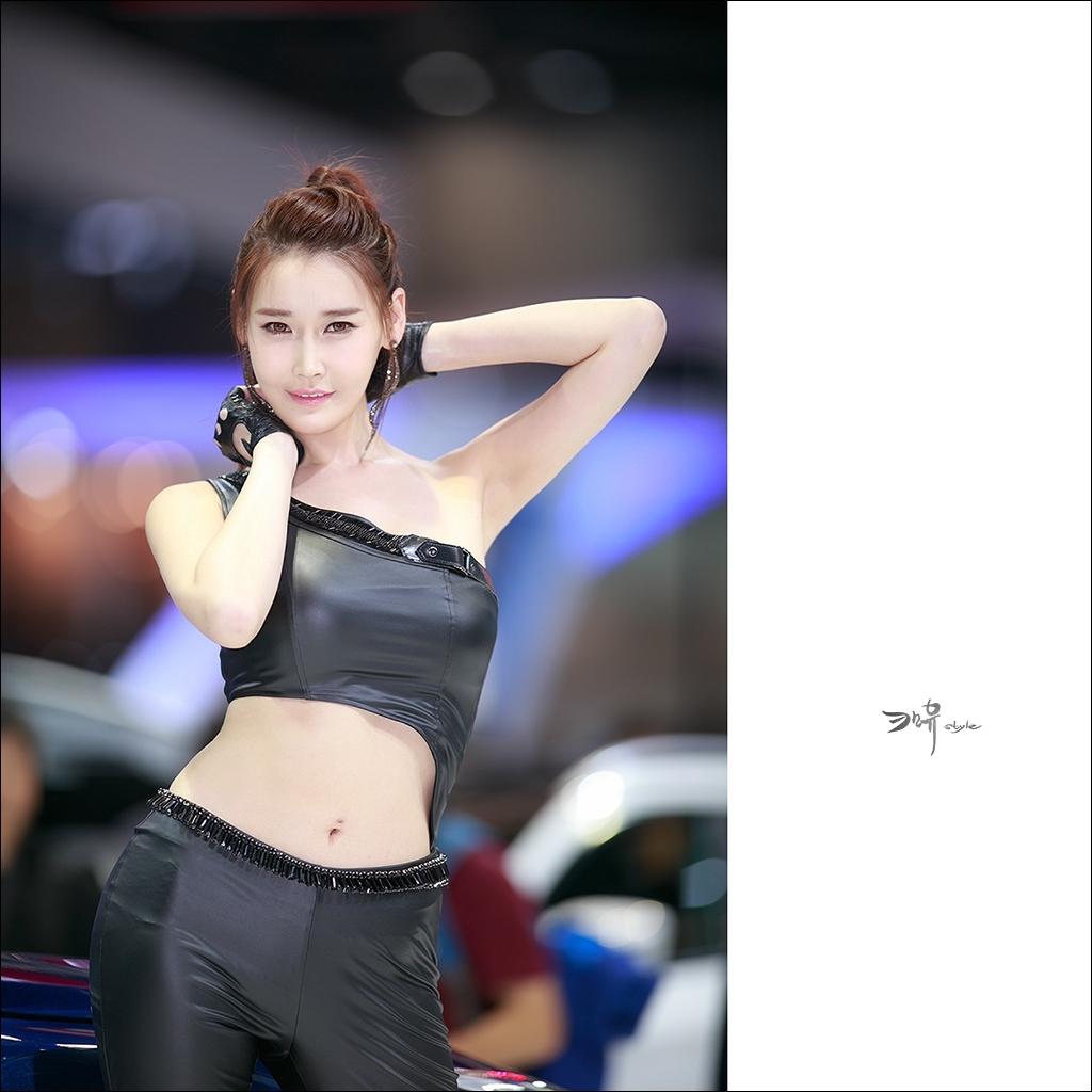 穿黑色紧身皮裤的韩国长腿性感车模 - 李晓英