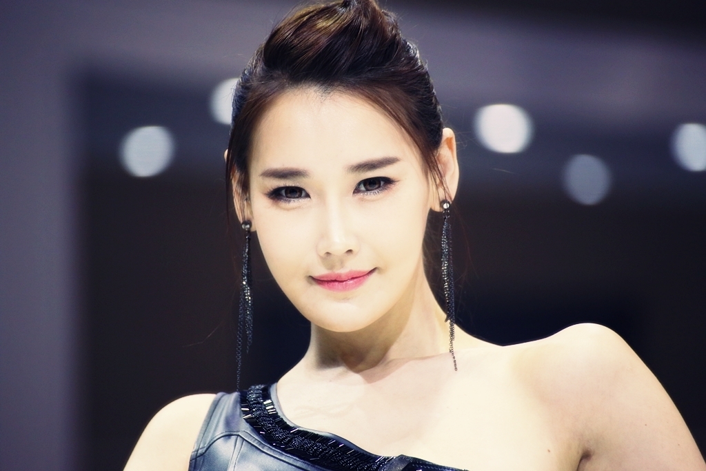 穿黑色紧身皮裤的韩国长腿性感车模 - 李晓英