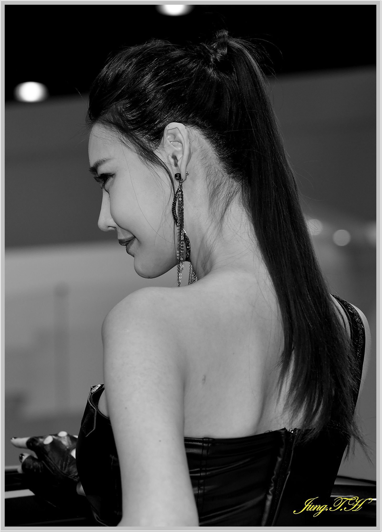 穿黑色紧身皮裤的韩国长腿性感车模 - 李晓英