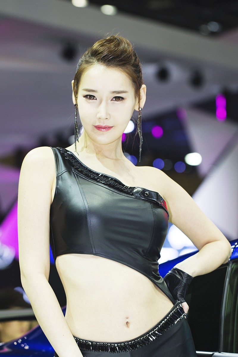 穿黑色紧身皮裤的韩国长腿性感车模 - 李晓英