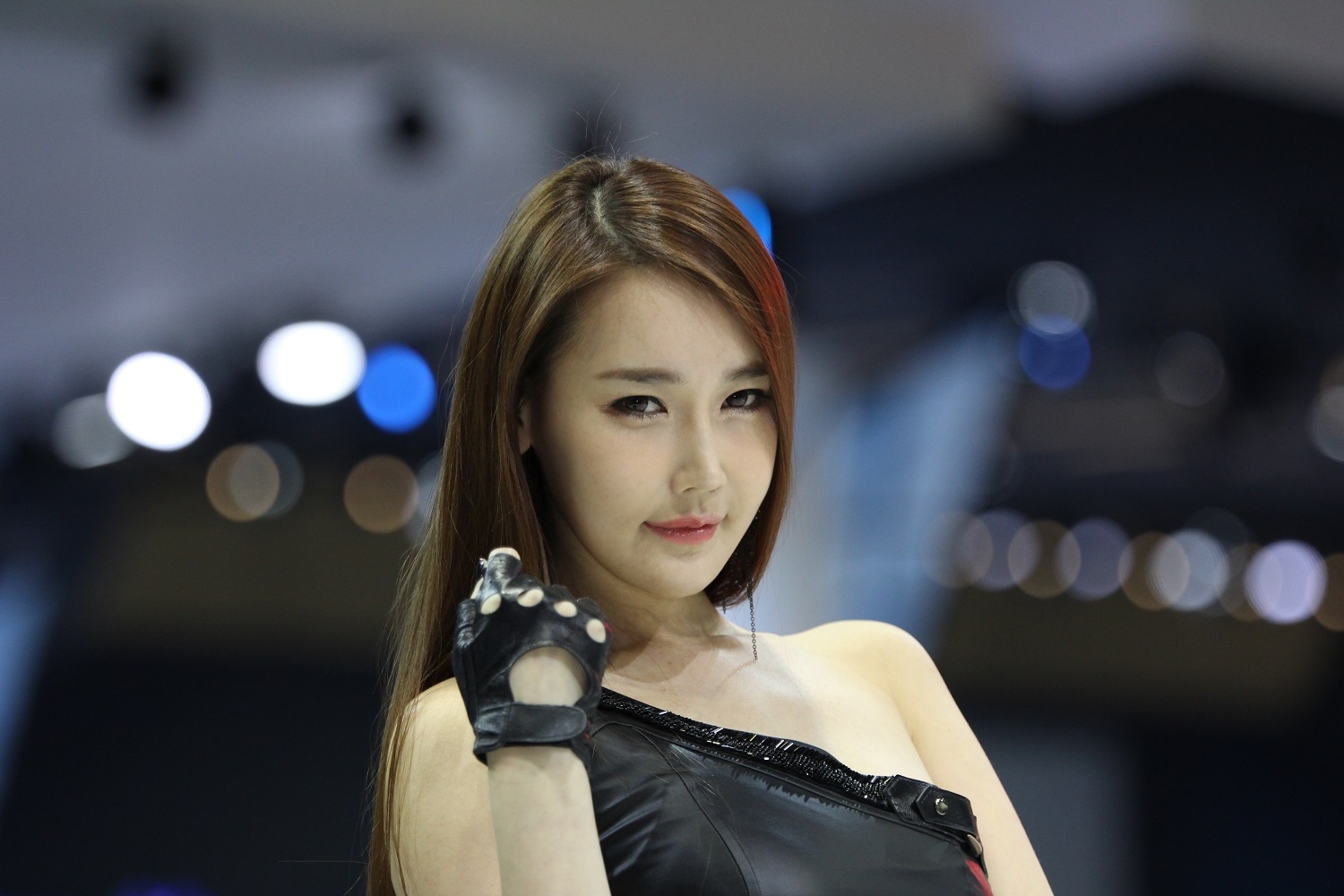 穿黑色紧身皮裤的韩国长腿性感车模 - 李晓英