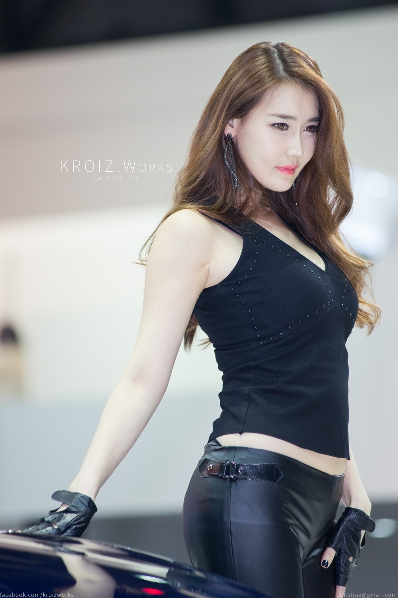 穿黑色紧身皮裤的韩国长腿性感车模 - 李晓英