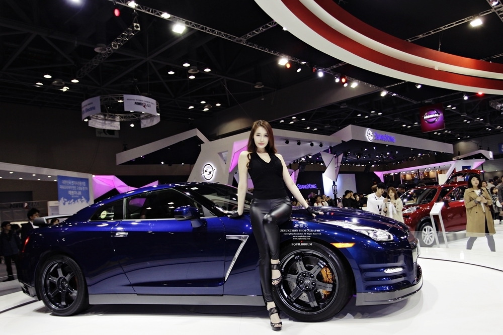 穿黑色紧身皮裤的韩国长腿性感车模 - 李晓英