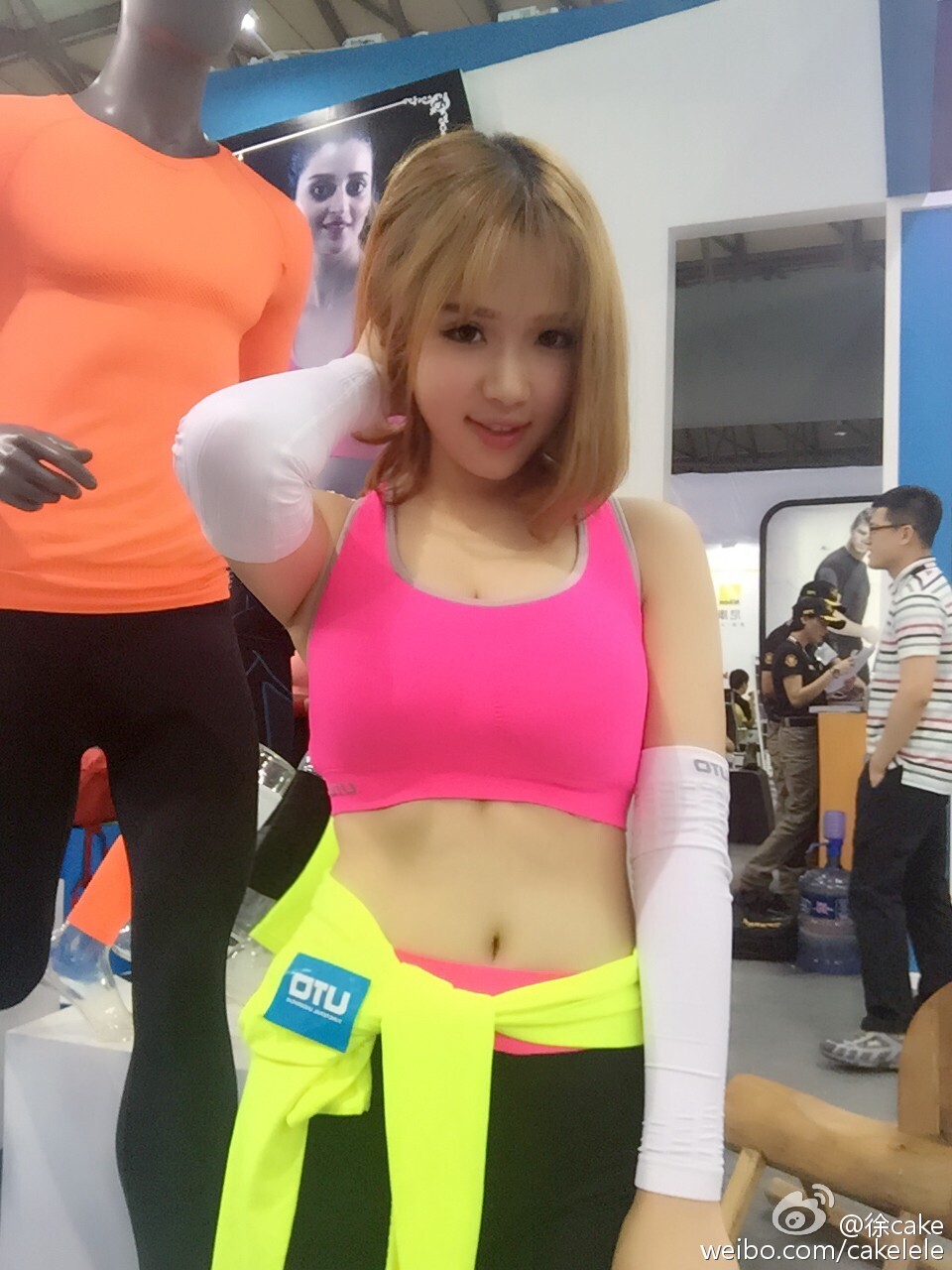 D Cup的ChinaJoy美女模特showgirl 徐嘉乐(艾西Ashley) 微博美图合集第1季 (120P)