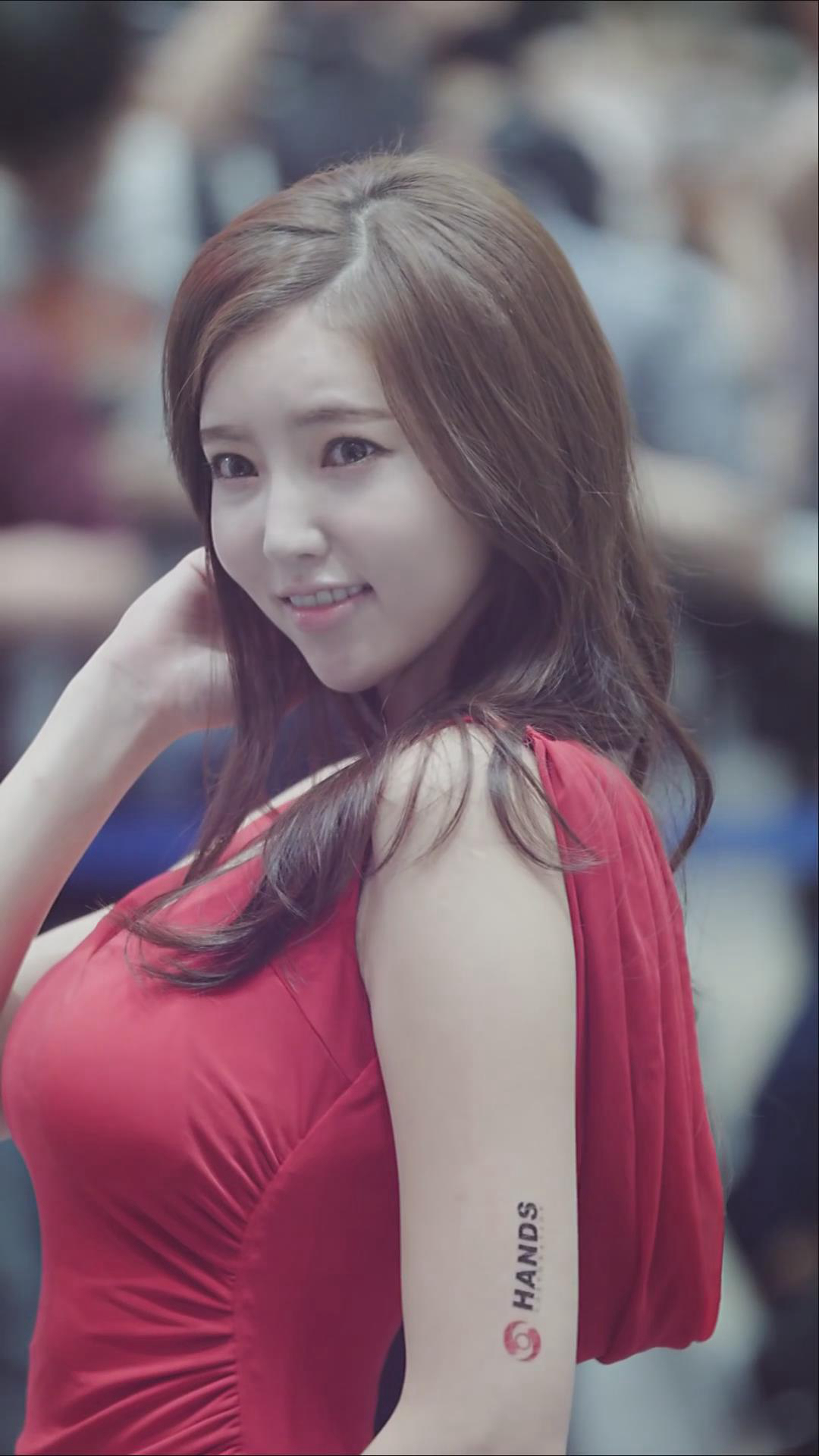 天使面孔魔鬼身材的性感爆乳韩国车模套图，堪称极致诱惑