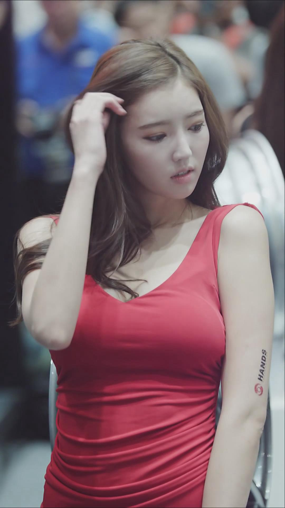 天使面孔魔鬼身材的性感爆乳韩国车模套图，堪称极致诱惑