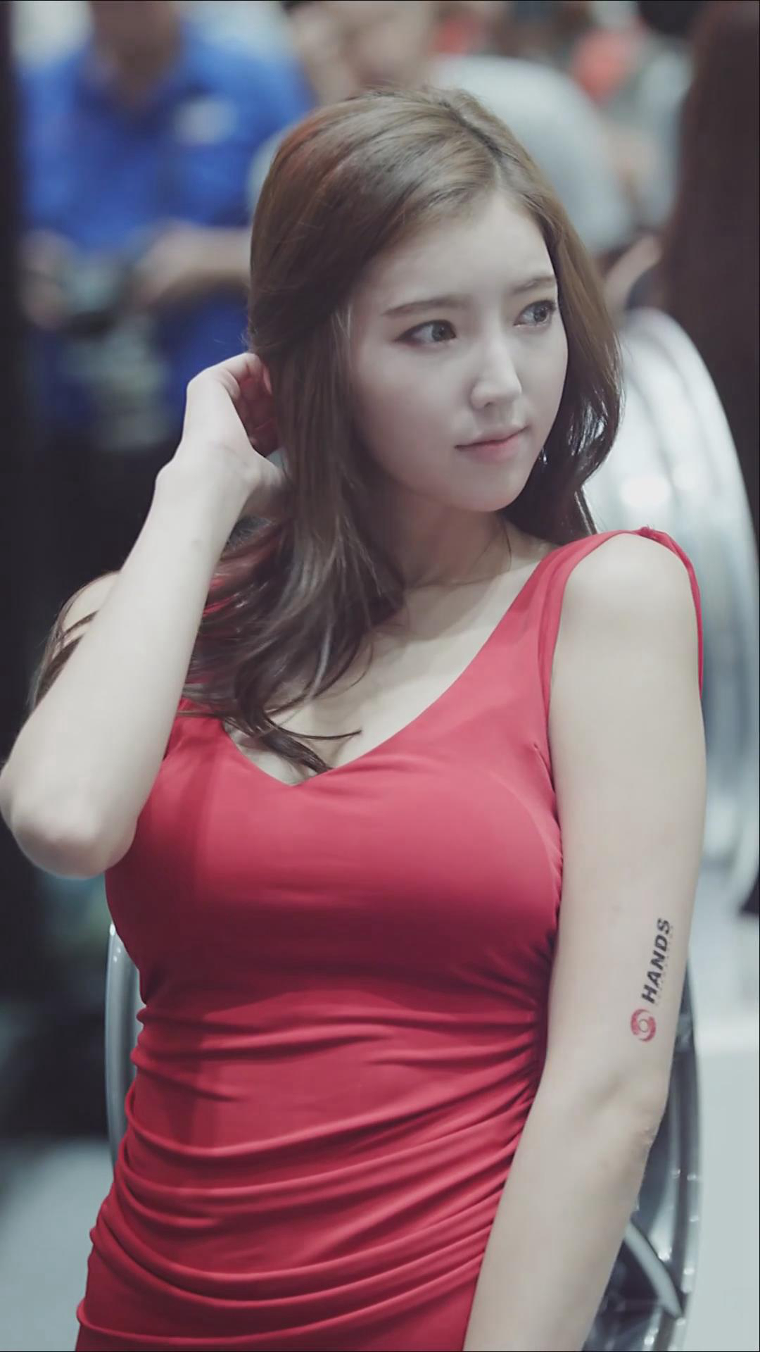 天使面孔魔鬼身材的性感爆乳韩国车模套图，堪称极致诱惑